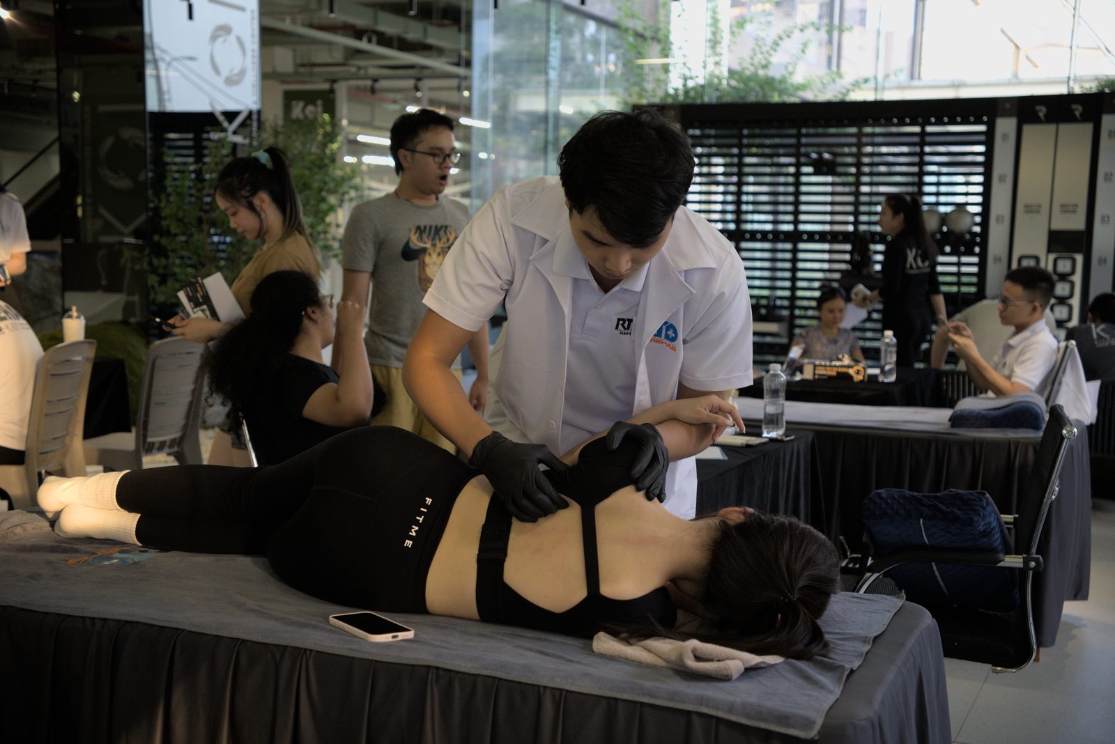 Bác sĩ Nguyễn Minh Tú trị liệu vùng lưng – cột sống cho bệnh nhân