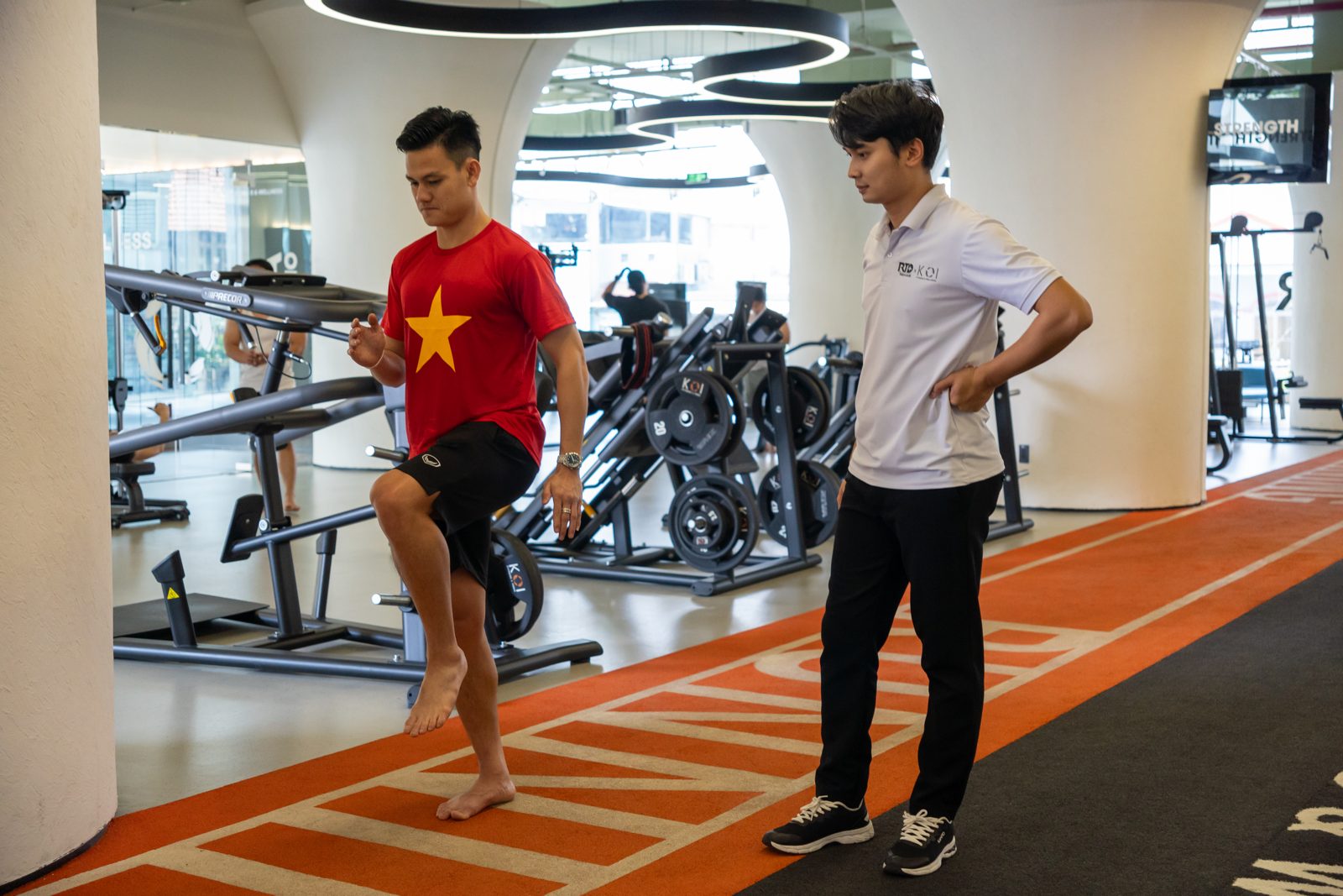 Bài tập bước dài phục hồi sức mạnh chân