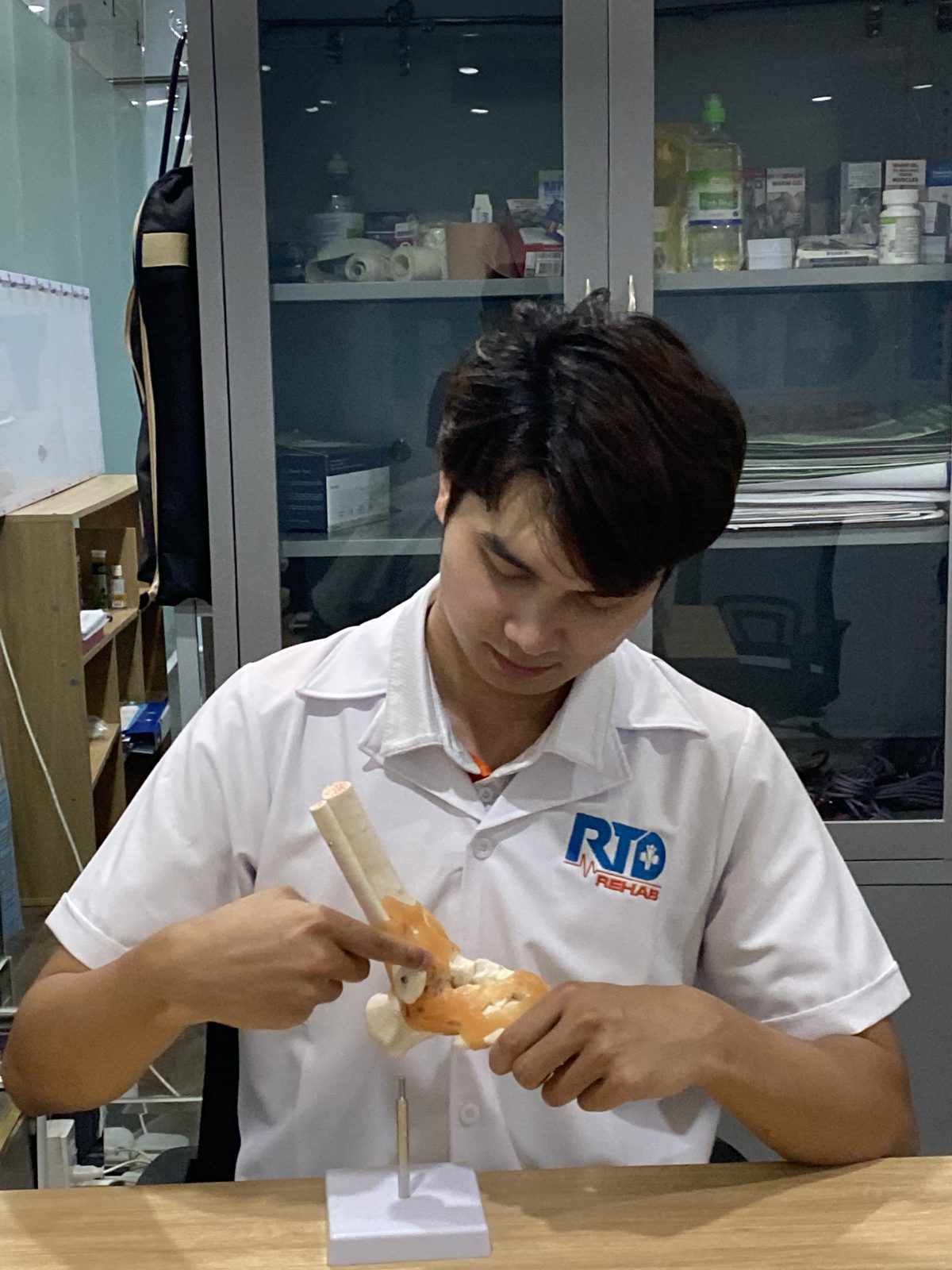Bác sĩ Nguyễn Minh Tú kiểm tra khớp gối cho bệnh nhân