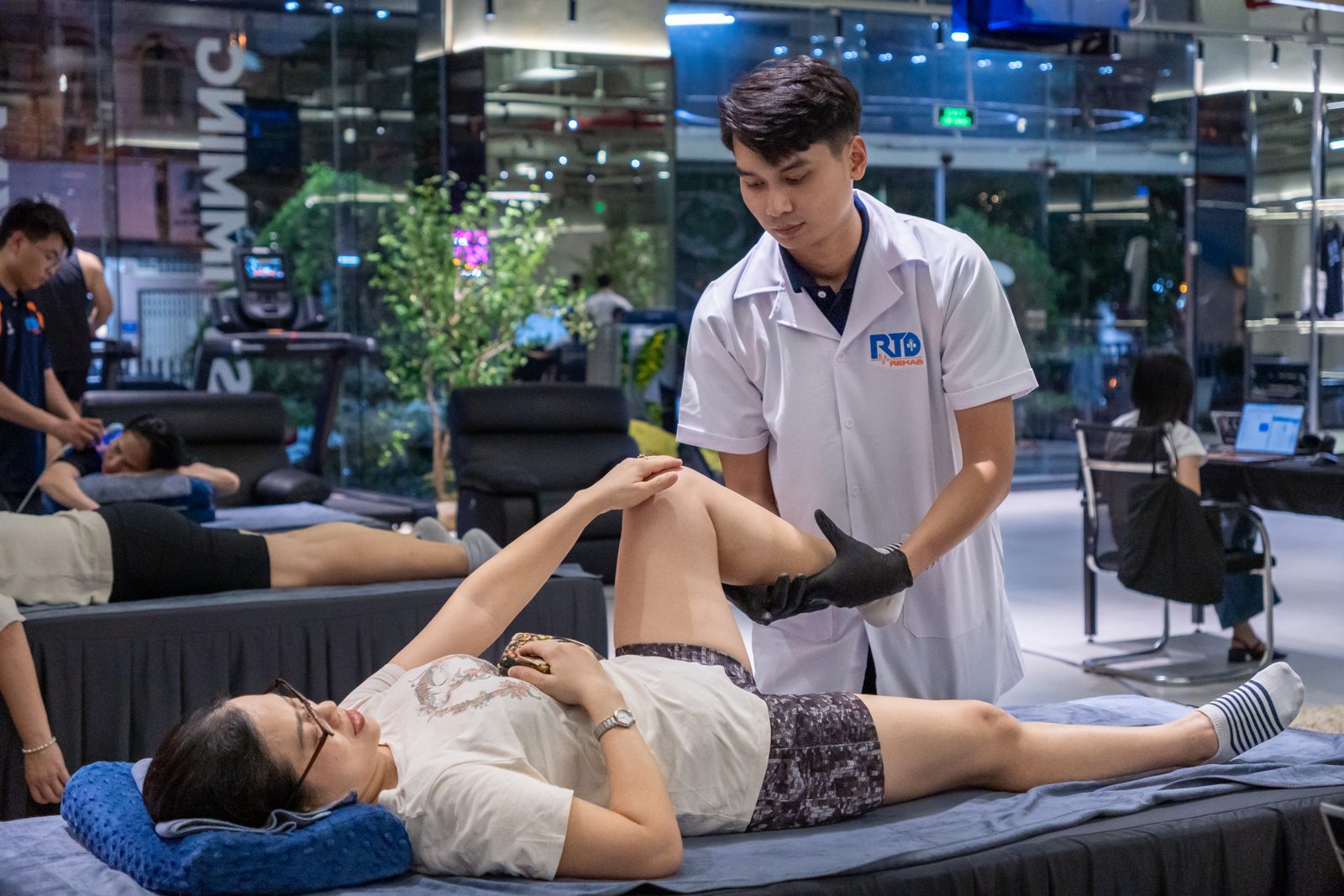 Bác sĩ Nguyễn Minh Tú kiểm tra khớp gối cho bệnh nhân