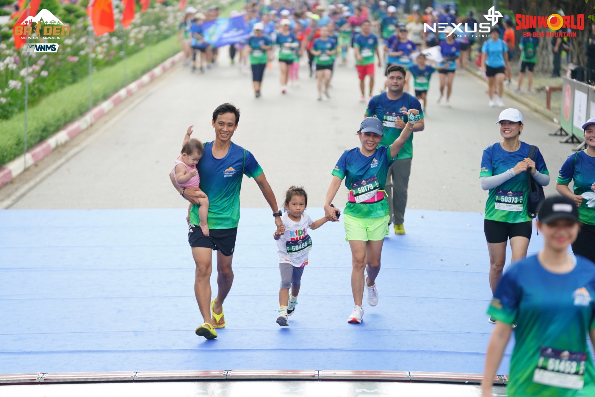 Nguyen Duc Tot be con chay ve dich cung gia dinh tai Ba Den Mountain Marathon