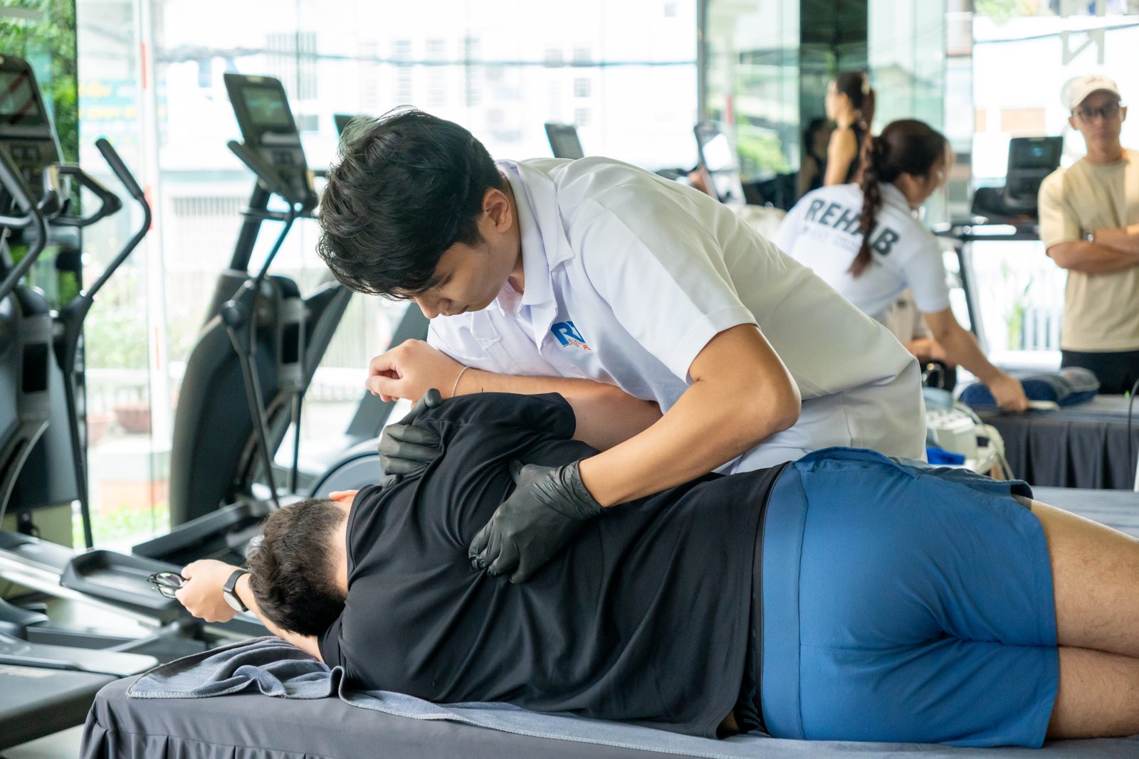 Bác sĩ Tú trị liệu vùng cột sống