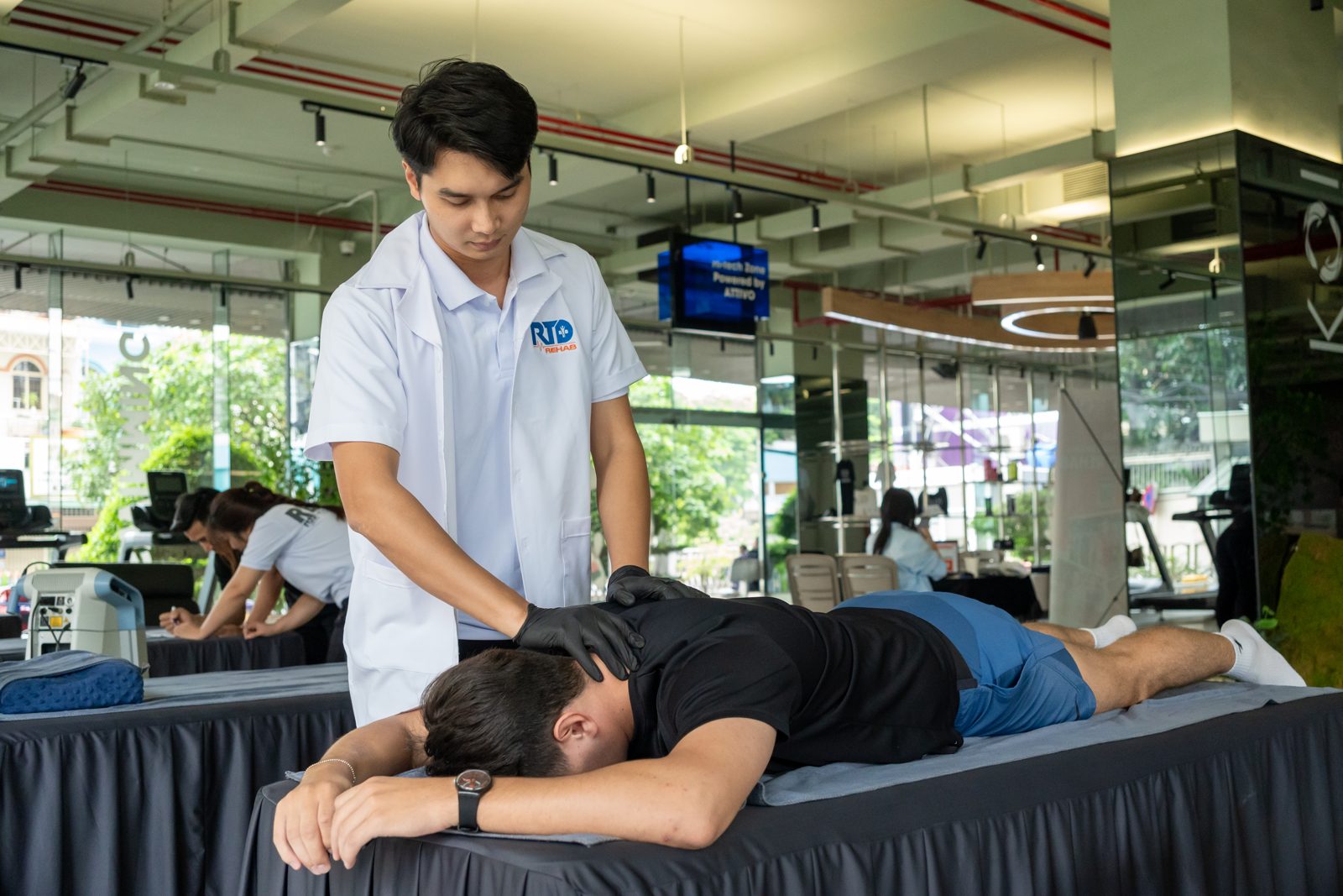 Bác sĩ Nguyễn Minh Tú trị liệu vùng lưng – cột sống cho bệnh nhân