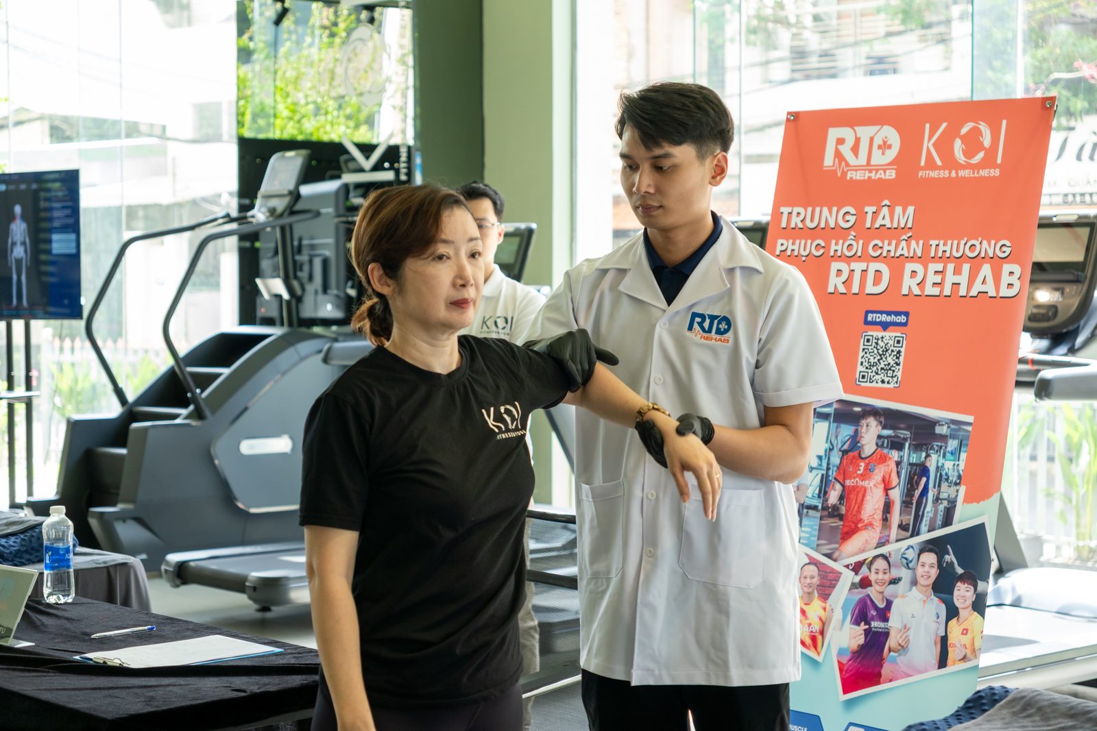 Bác sĩ Tú minh họa đau cổ vai gáy và cách phục hồi