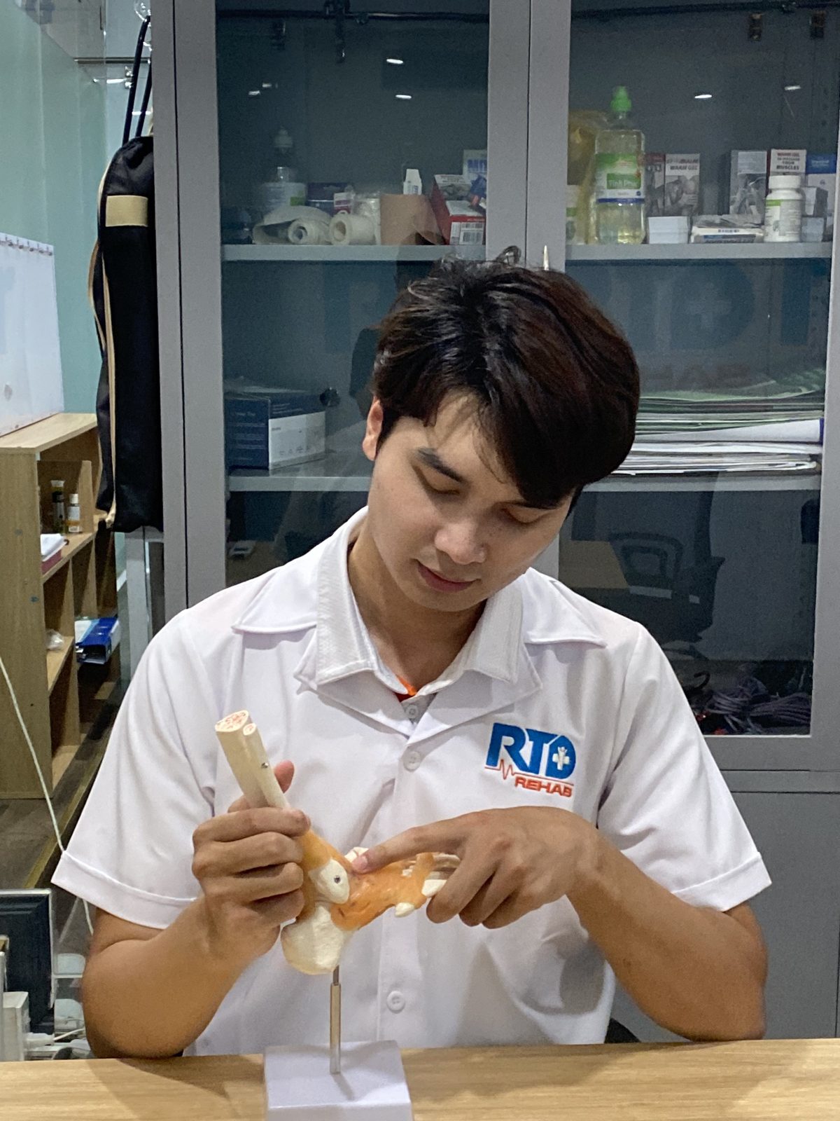 Bác sĩ Tú cầm mô hình khớp gối giải thích ca mổ dây chằng