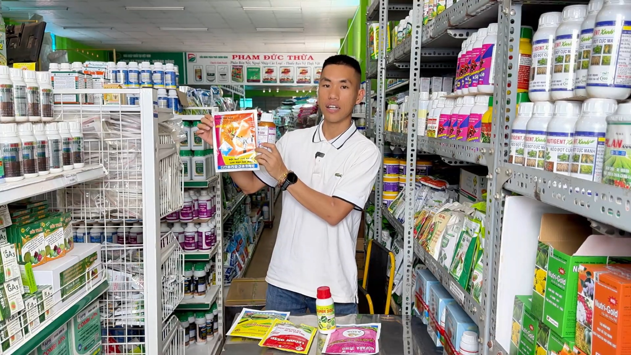 Phạm Đức Thiện tư vấn sản phẩm tại cửa hàng vật tư nông nghiệp