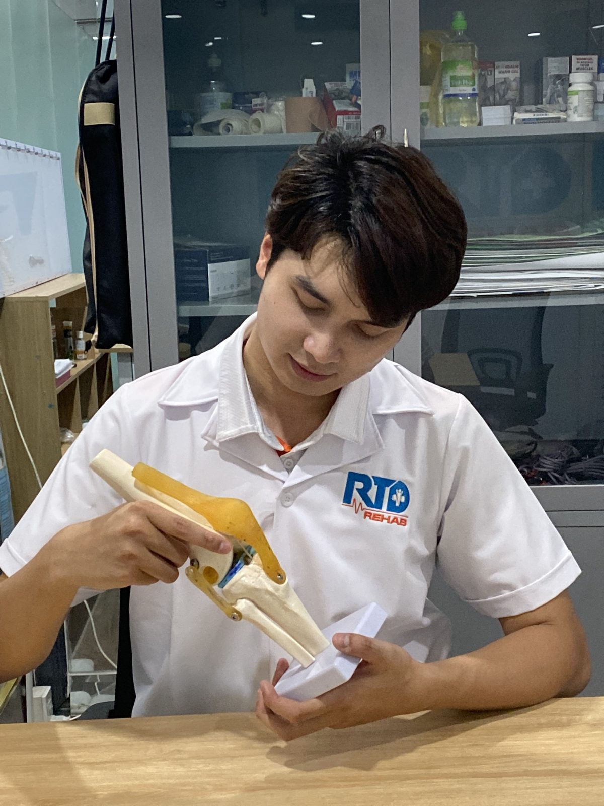 Bác sĩ Tú giải thích cấu tạo khớp gối và dây chằng trên mô hình
