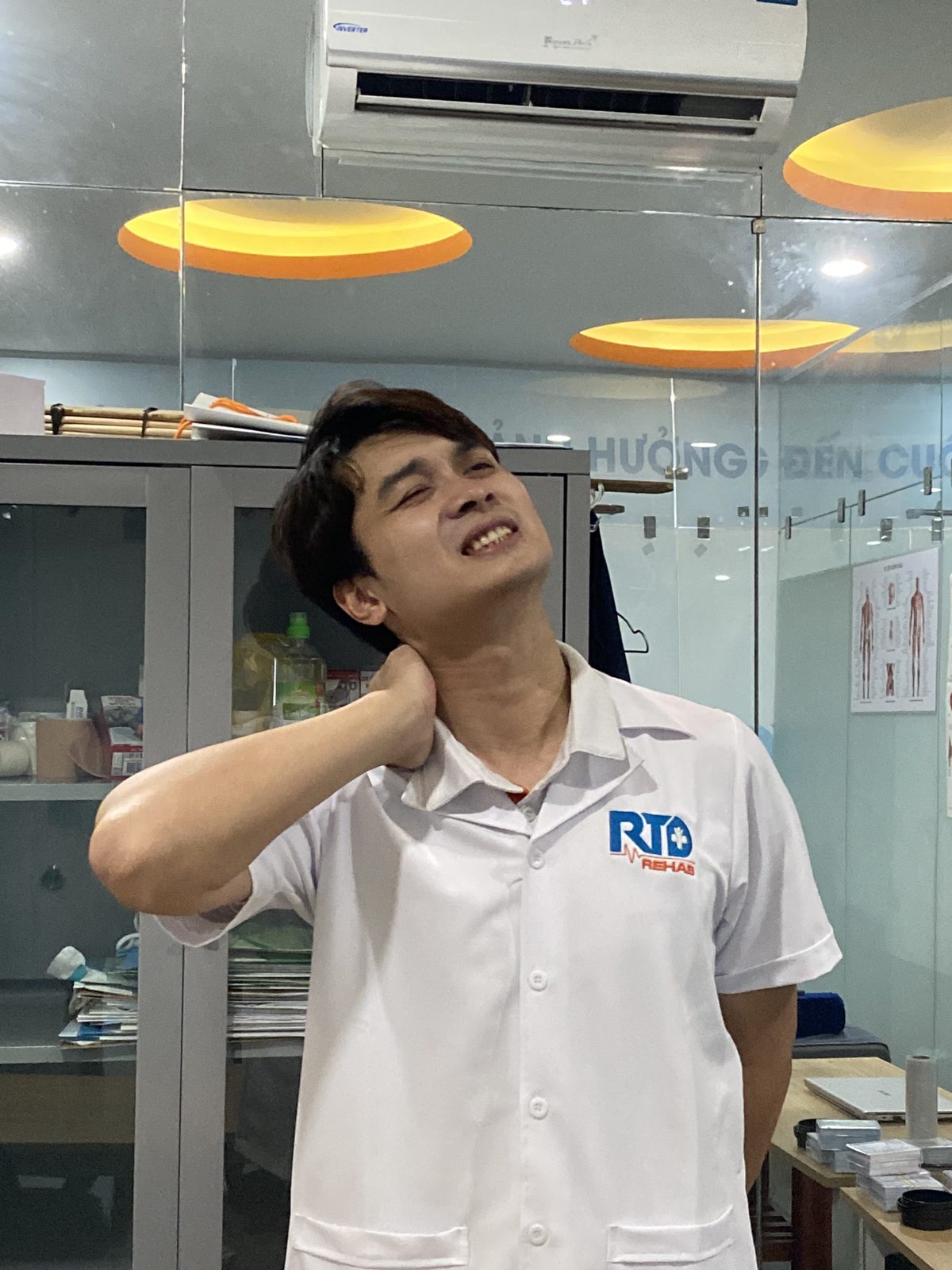 Bác sĩ Tú minh họa đau cổ vai gáy và cách phục hồi