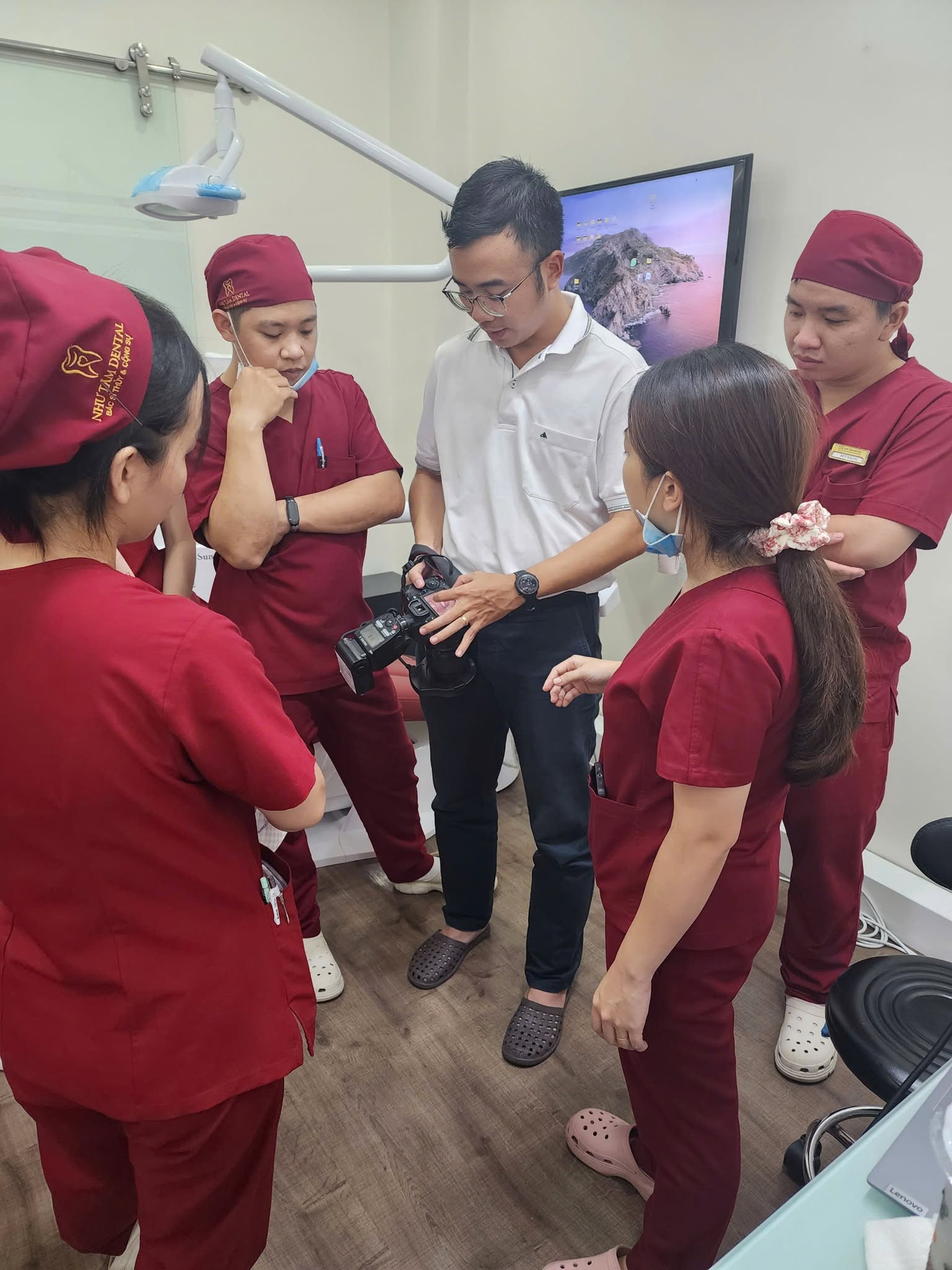 Ê-kíp Như Tâm Dental — Bác sĩ Thu Thủy và cộng sự