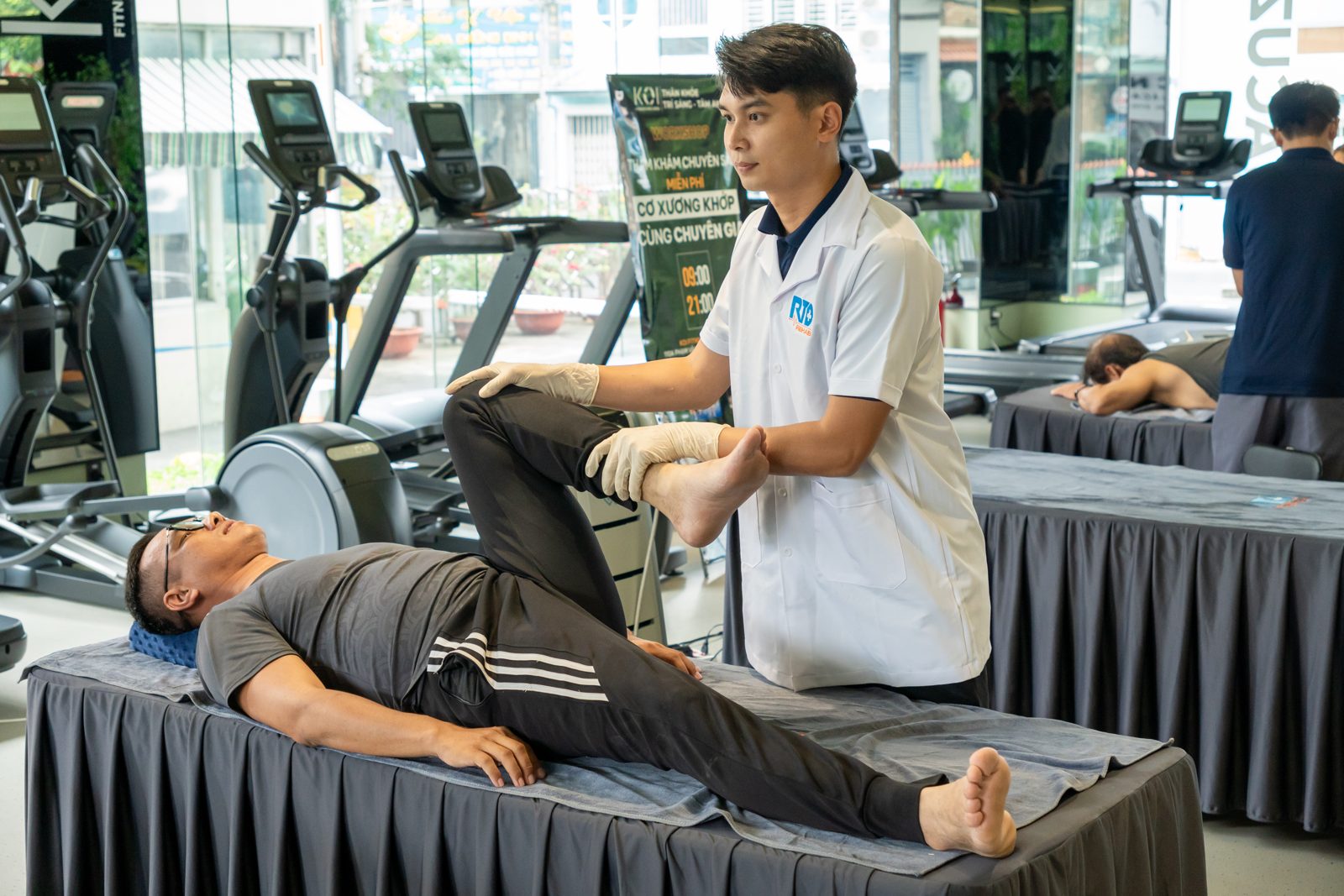 Bác sĩ kiểm tra độ vững khớp gối cho người bệnh