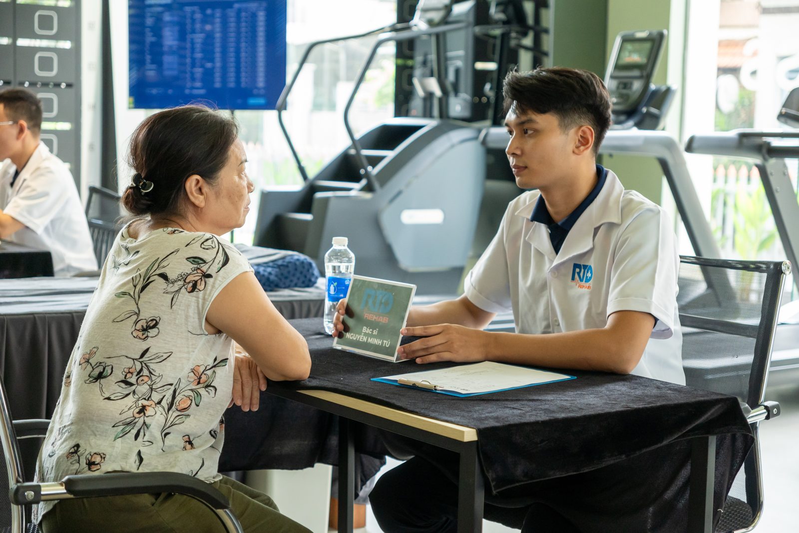 Bác sĩ Tú tư vấn sức khỏe xương cho người bệnh