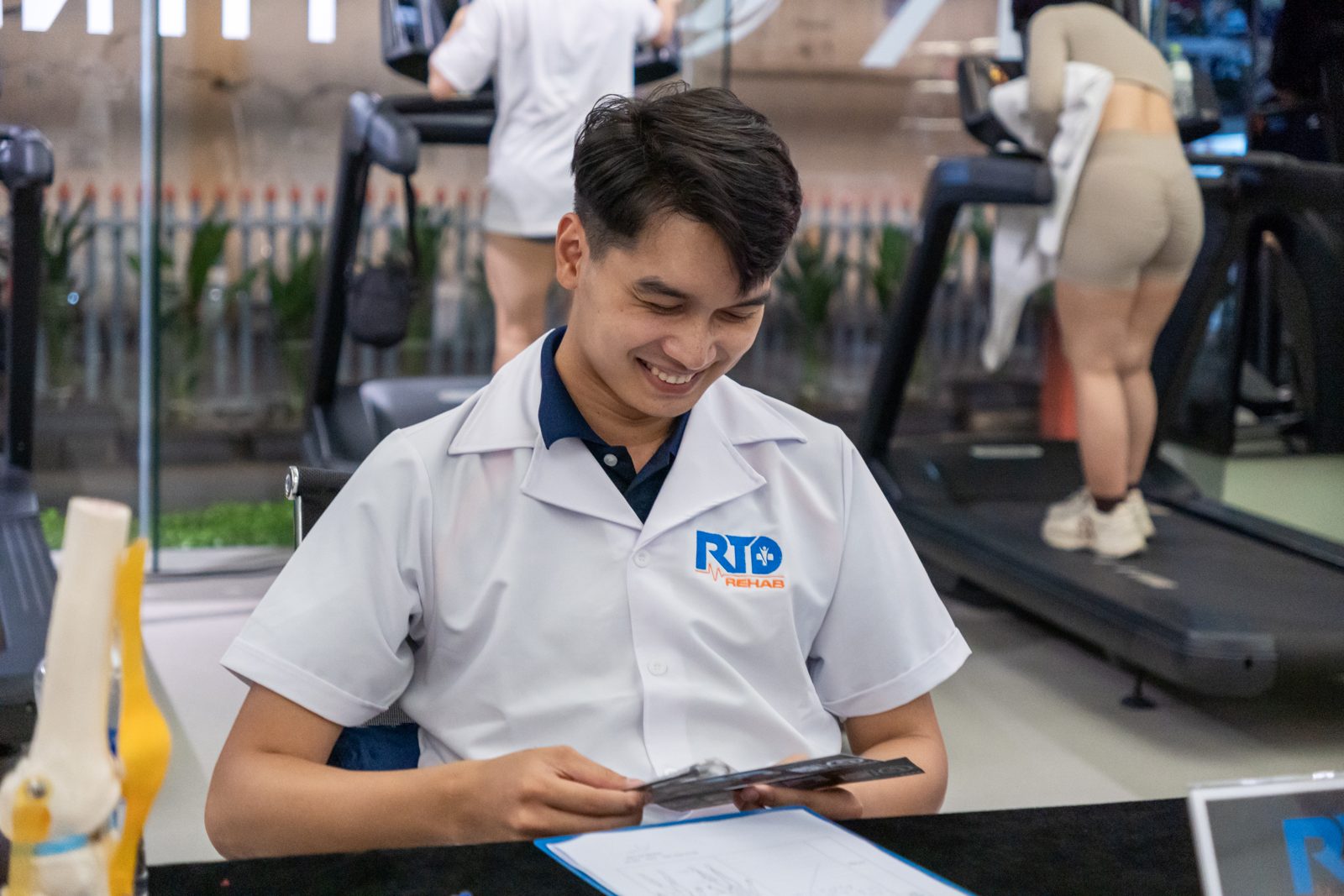 Bác sĩ Nguyễn Minh Tú tư vấn sức khỏe xương khớp cho người bệnh