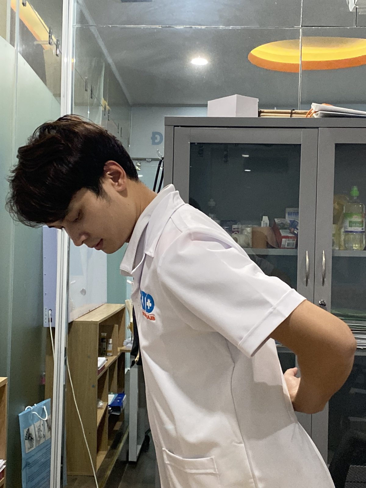 Bác sĩ Nguyễn Minh Tú trị liệu vùng lưng – cột sống cho bệnh nhân
