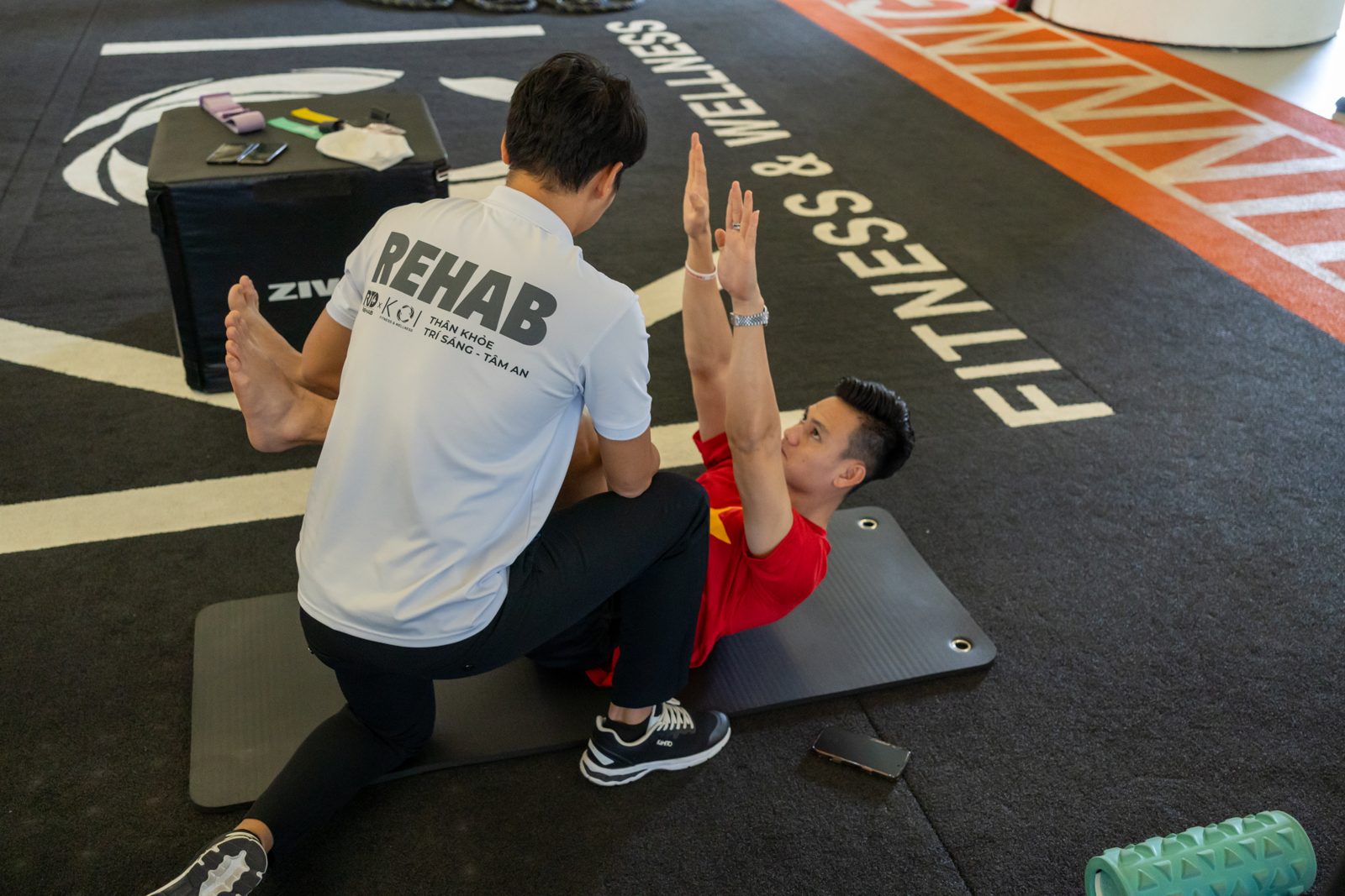 Bác sĩ Tú hướng dẫn bài tập phục hồi chức năng