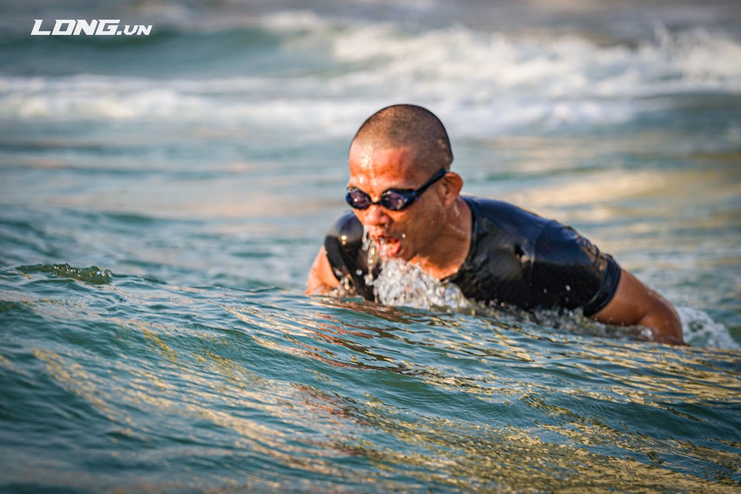 Phạm Thành Long bơi biển trong buổi tập triathlon