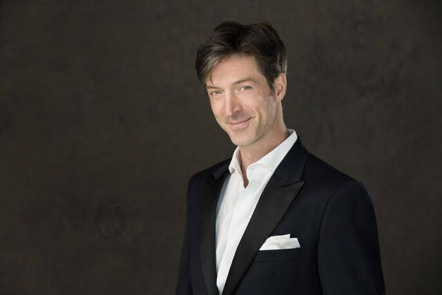 Anders Ray Froehlich is a professional baritone with the San Francisco Opera chorus and founder of The Singer’s Gym.