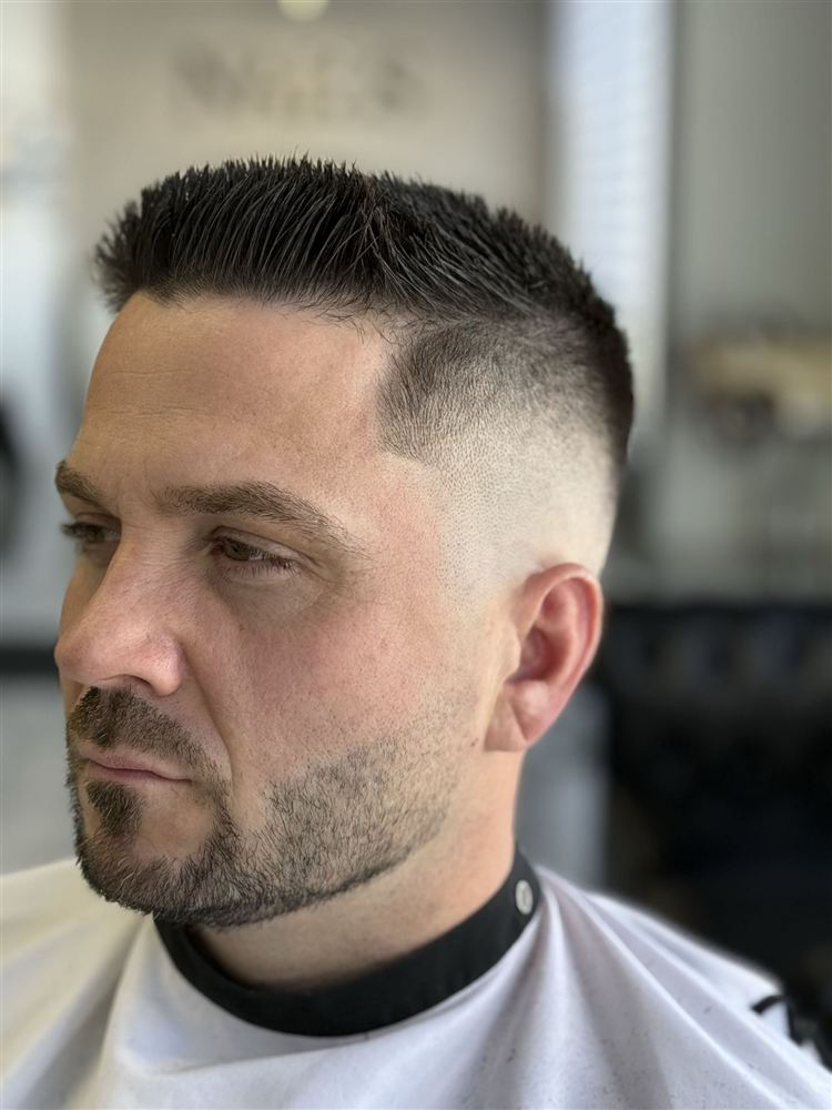Dégradé court et barbe — homme