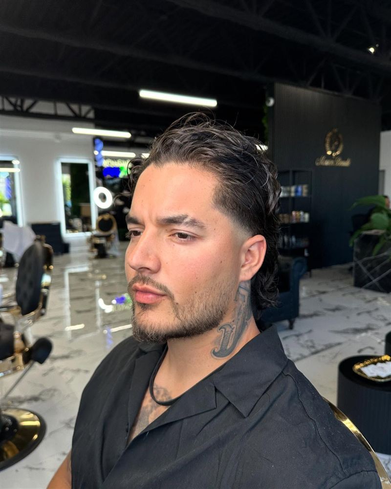 Coupe longue dégradée — homme, en salon