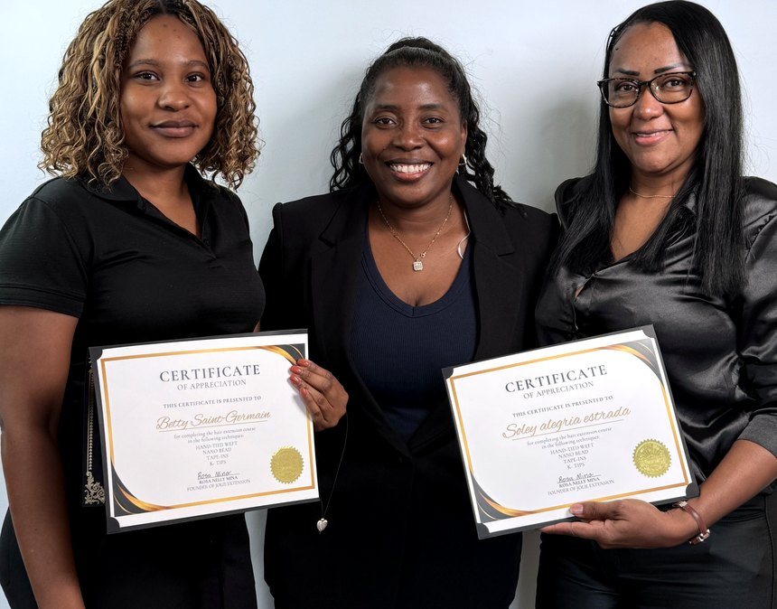 Alumnas con su certificado junto a Rosa Nelly