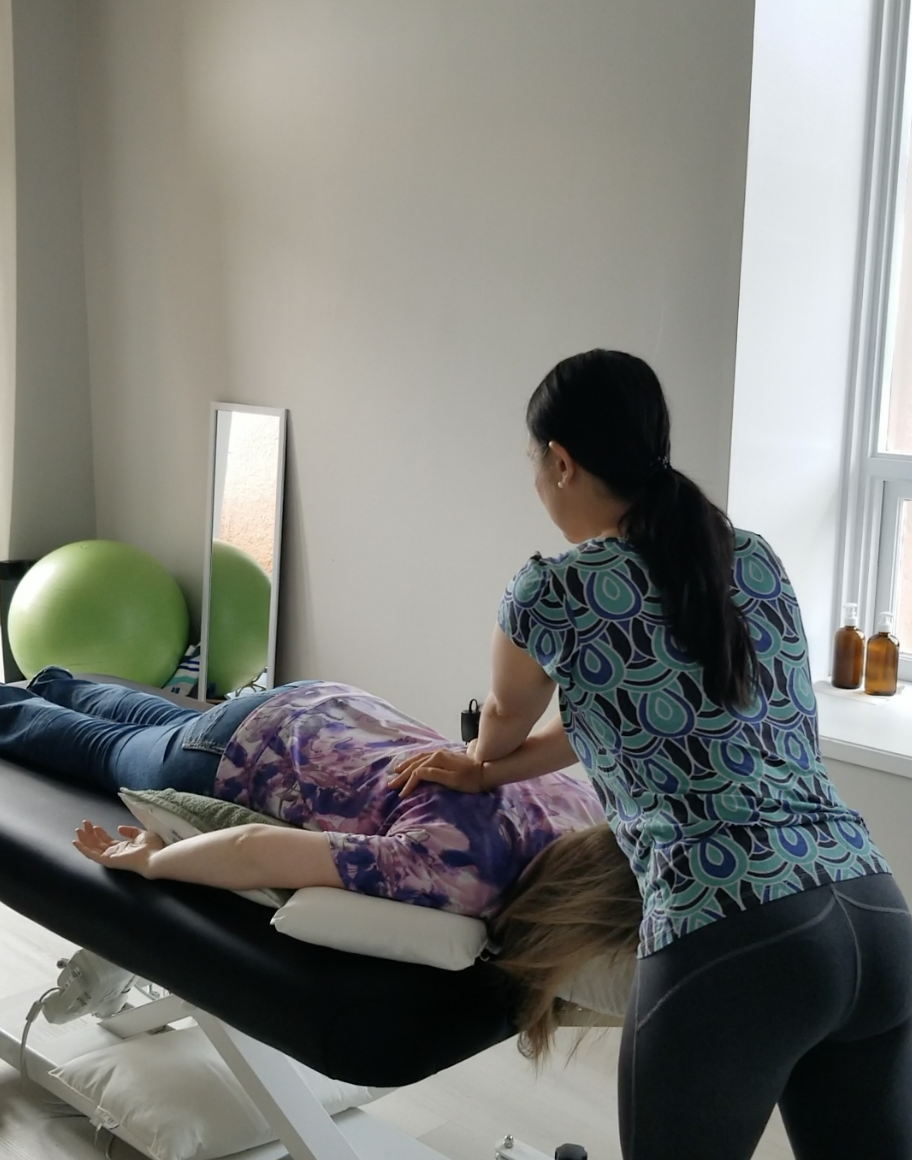 Charlotte Mah, Registered Physiotherapist, providing mobile physiotherapy treatment