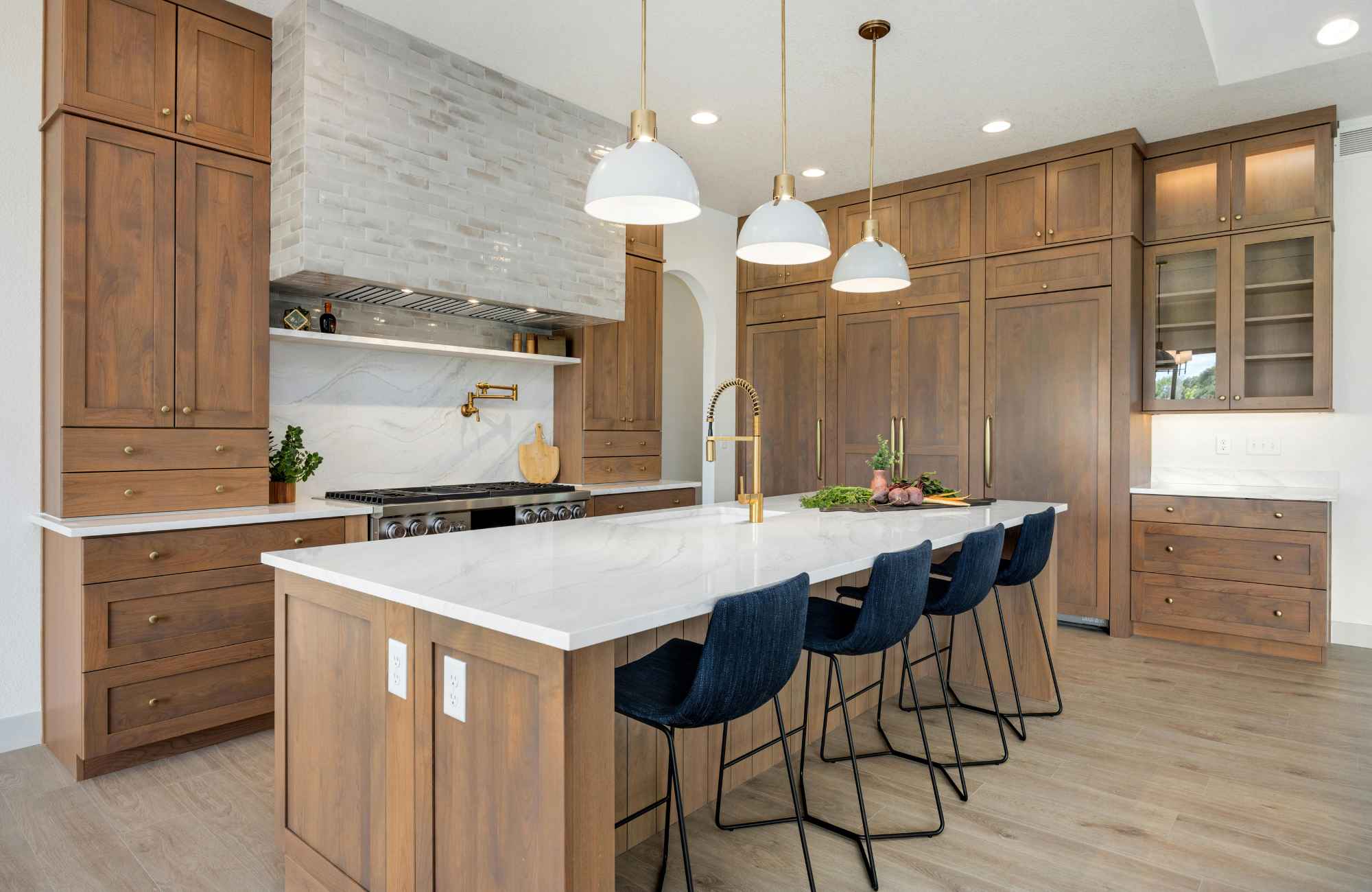 straighten-up-homes-south-bay-ca-spring-home-edit-luxury-kitchen-stained-wood-cabinets-large-island-large-custom-range-hood-seasonal-refresh straighten-up-homes-south-bay-ca-spring-home-edit-luxury-kitchen-stained-wood-cabinets-large-island-large-custom-range-hood-seasonal-refresh