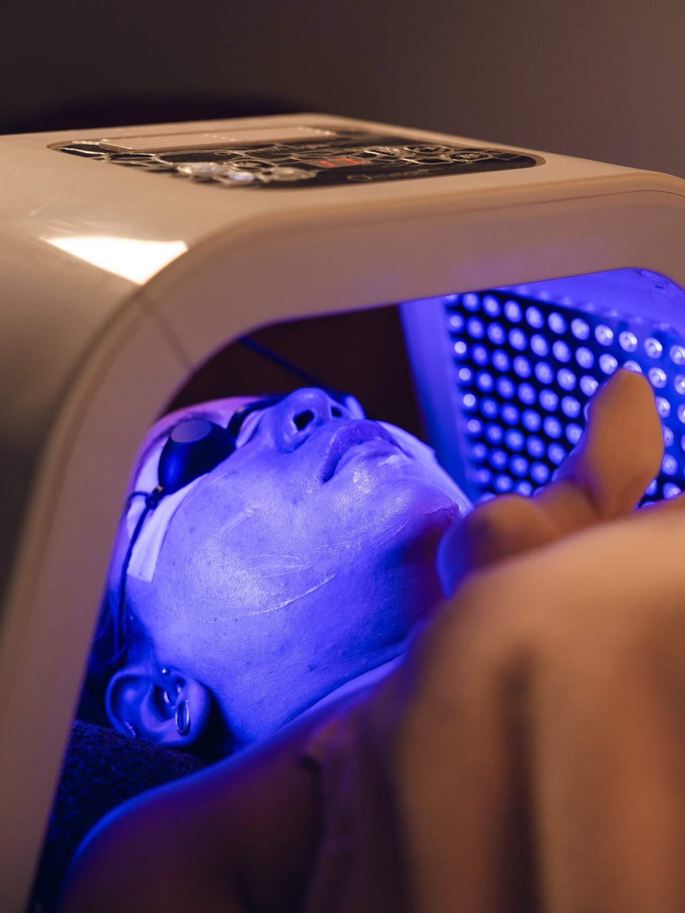 Tratamiento facial con mascarilla LED