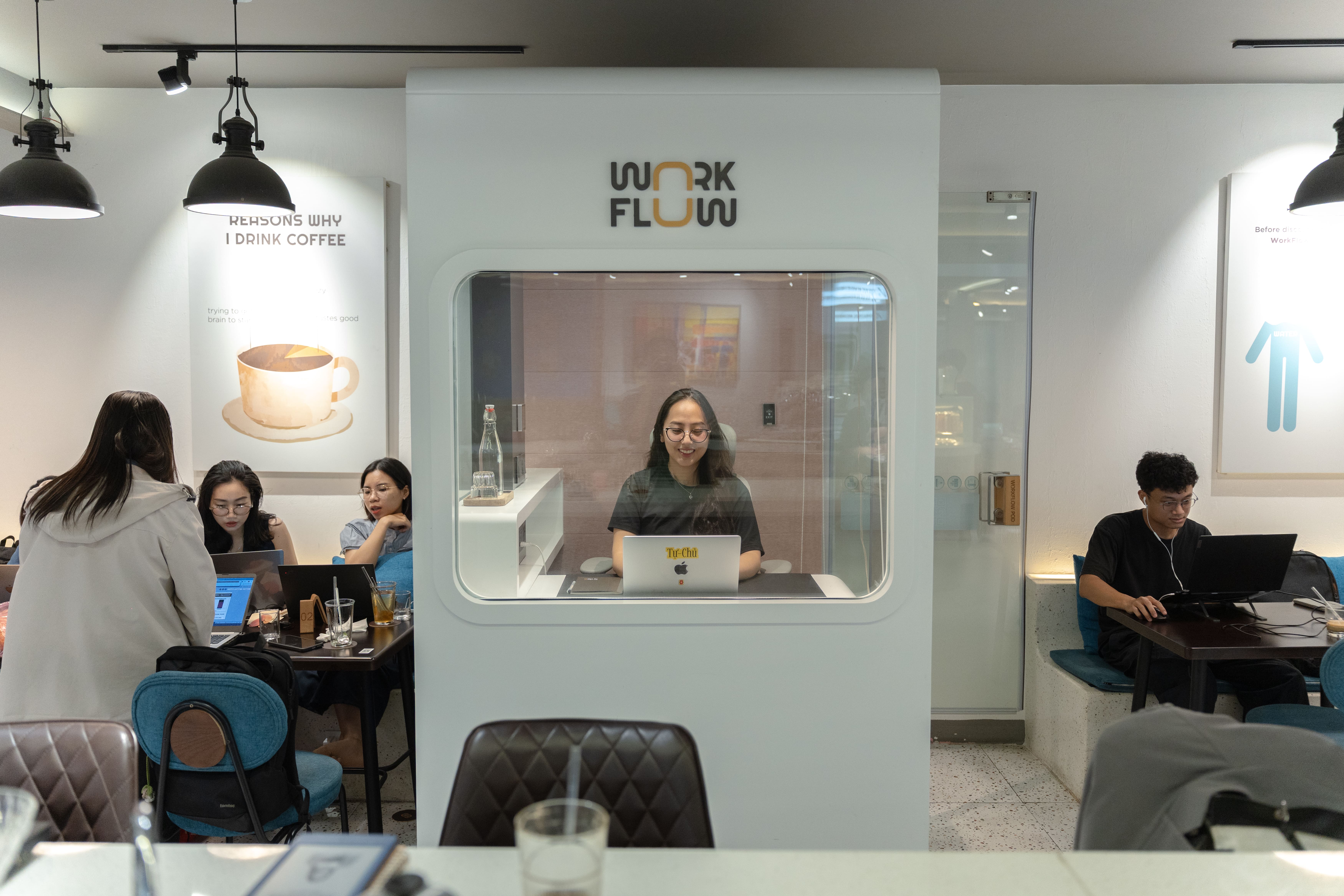 POD làm việc WorkFlow đặt trong quán cà phê, khách đang làm việc bên trong