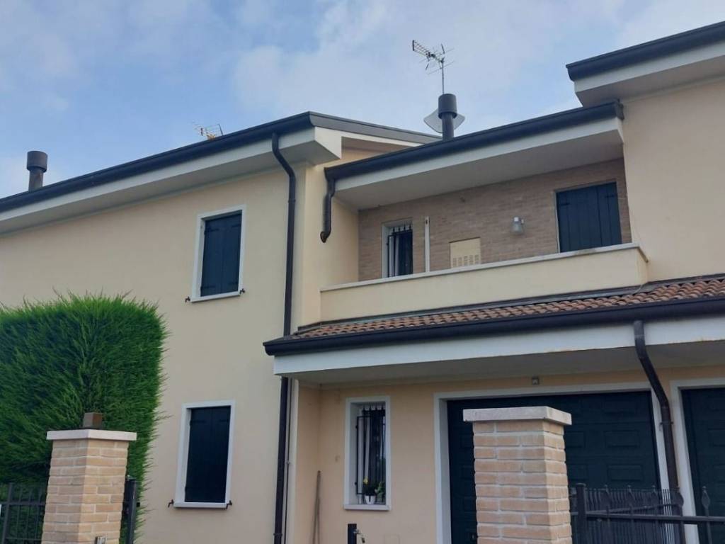Villa a Schiera a Capitello Veggiano — vista principale