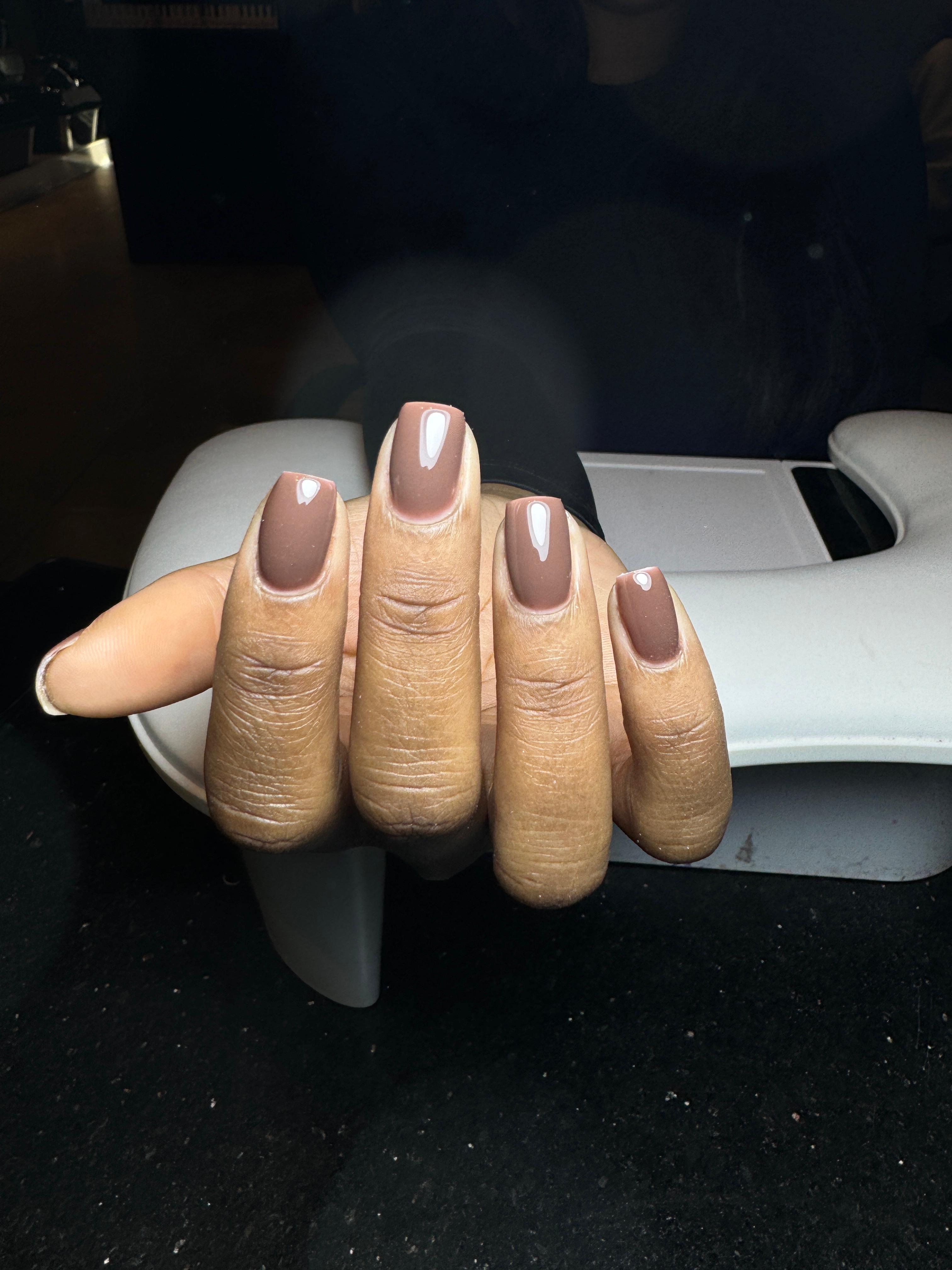 Close-up van glanzende, iriserende gellak nagels