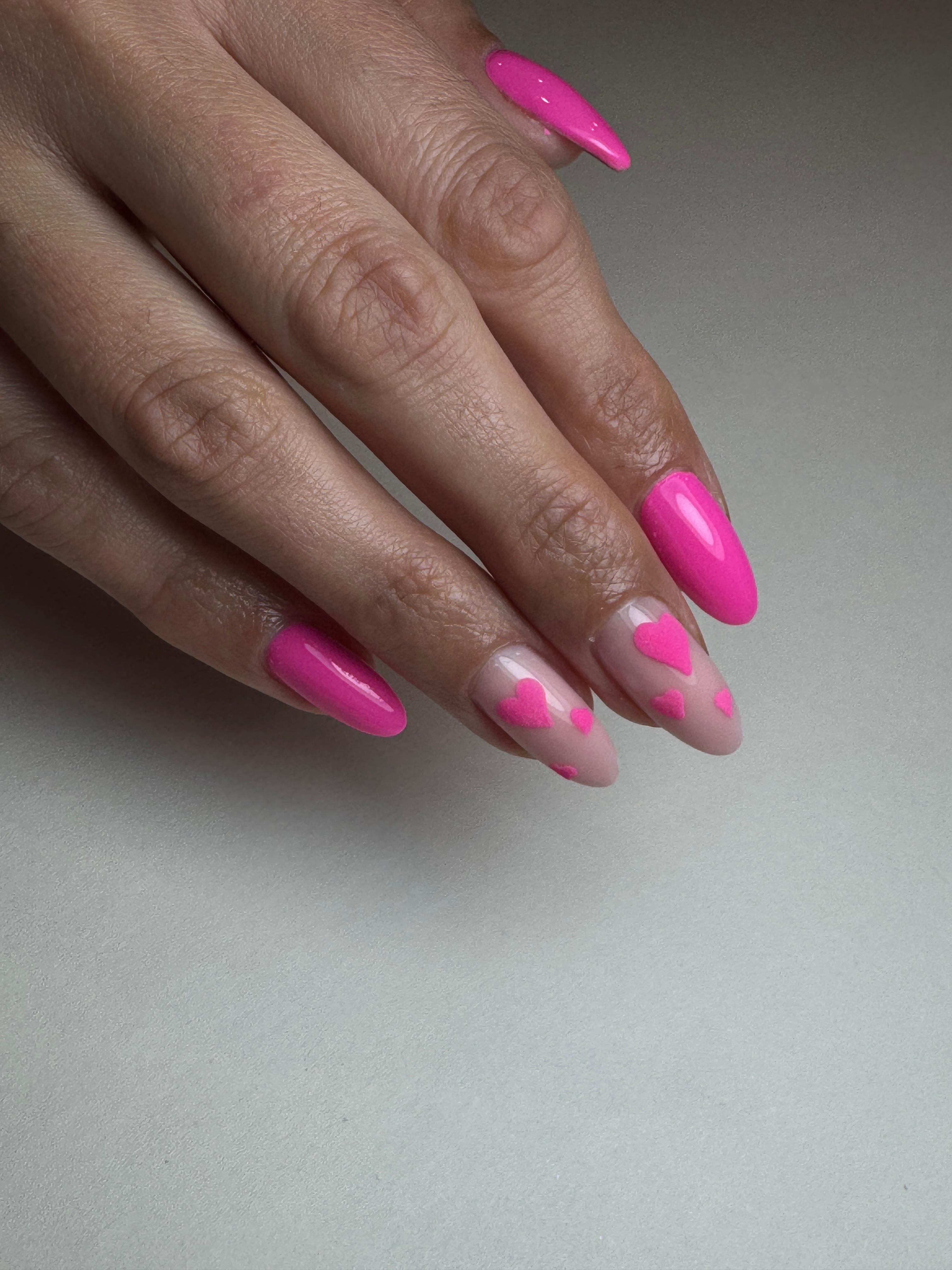 Manicure resultaat met roze hartjes nailart