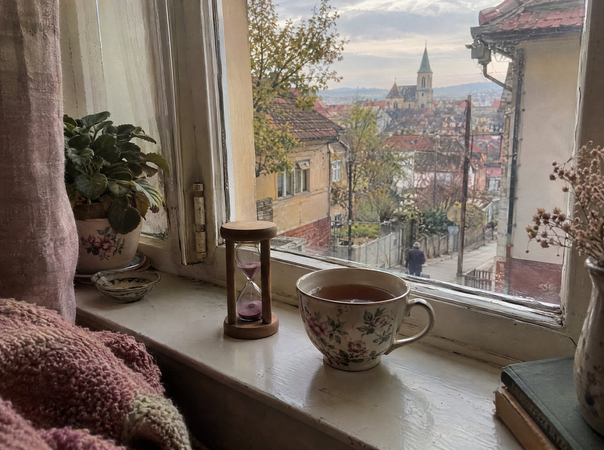 Clepsidră și ceai pe pervaz