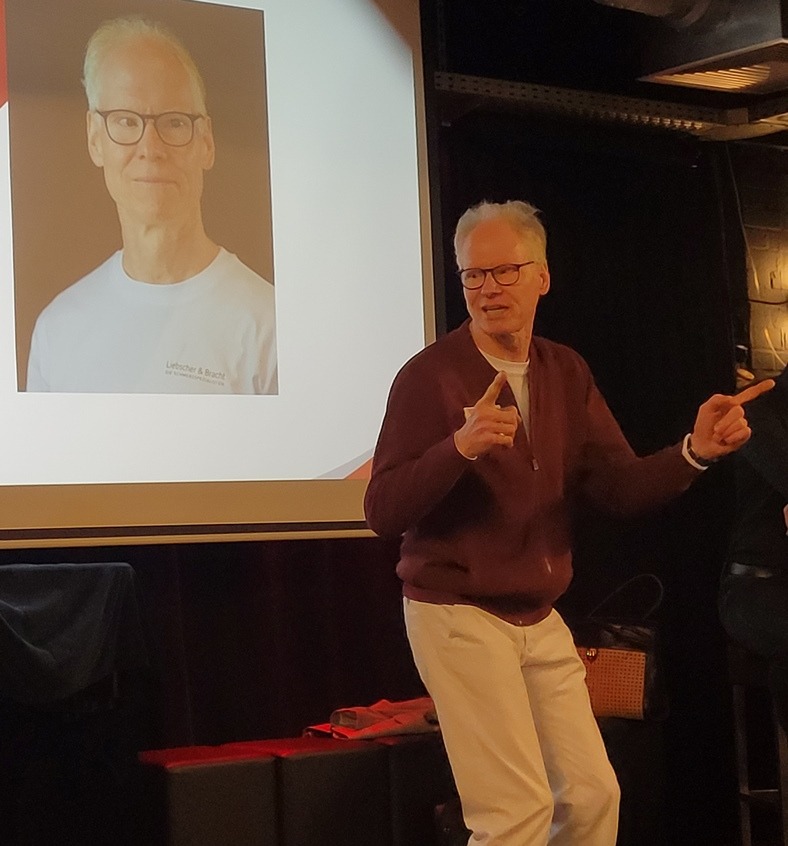 Markus Brandenburg bei einem Vortrag vor Publikum