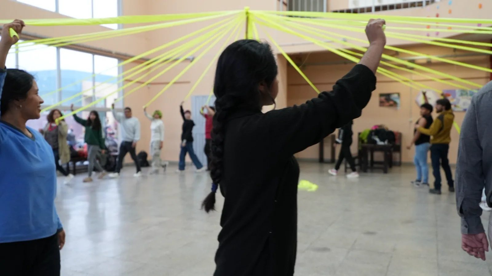 Participantes sostienen una trama colectiva durante una experiencia de Fundación Kunayan