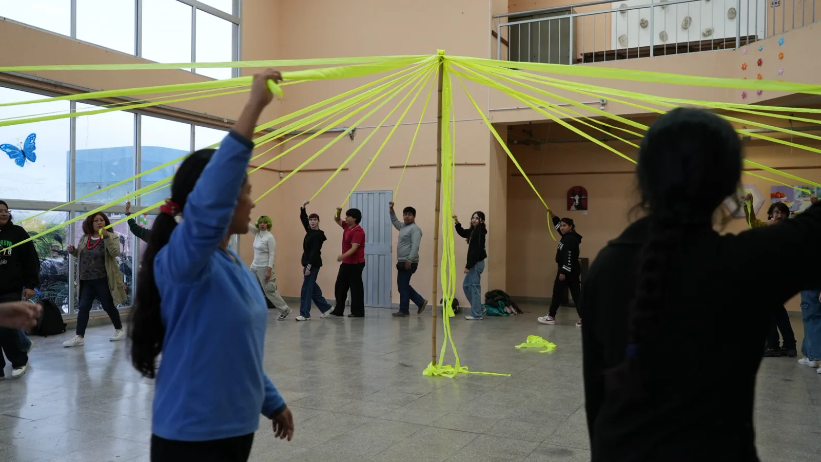 Comunidad reunida alrededor de una acción artística colectiva