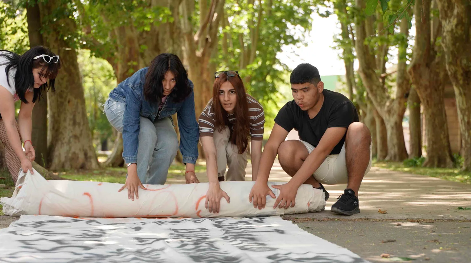 Jóvenes participando de una producción artística y territorial de Fundación Kunayan