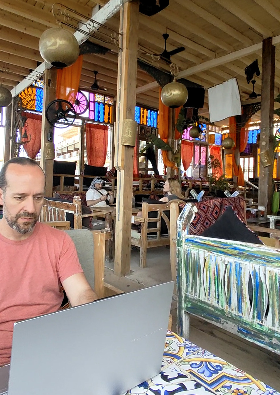 Trabajando en una cafetería de Dahab