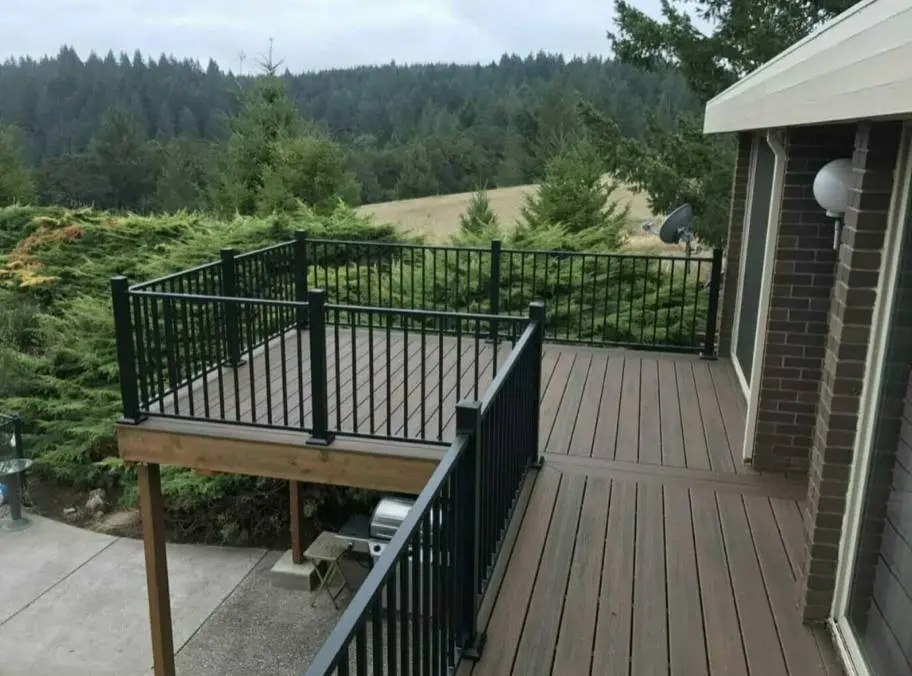 New deck construction Salem OR — Q&R composite deck with aluminum railing
