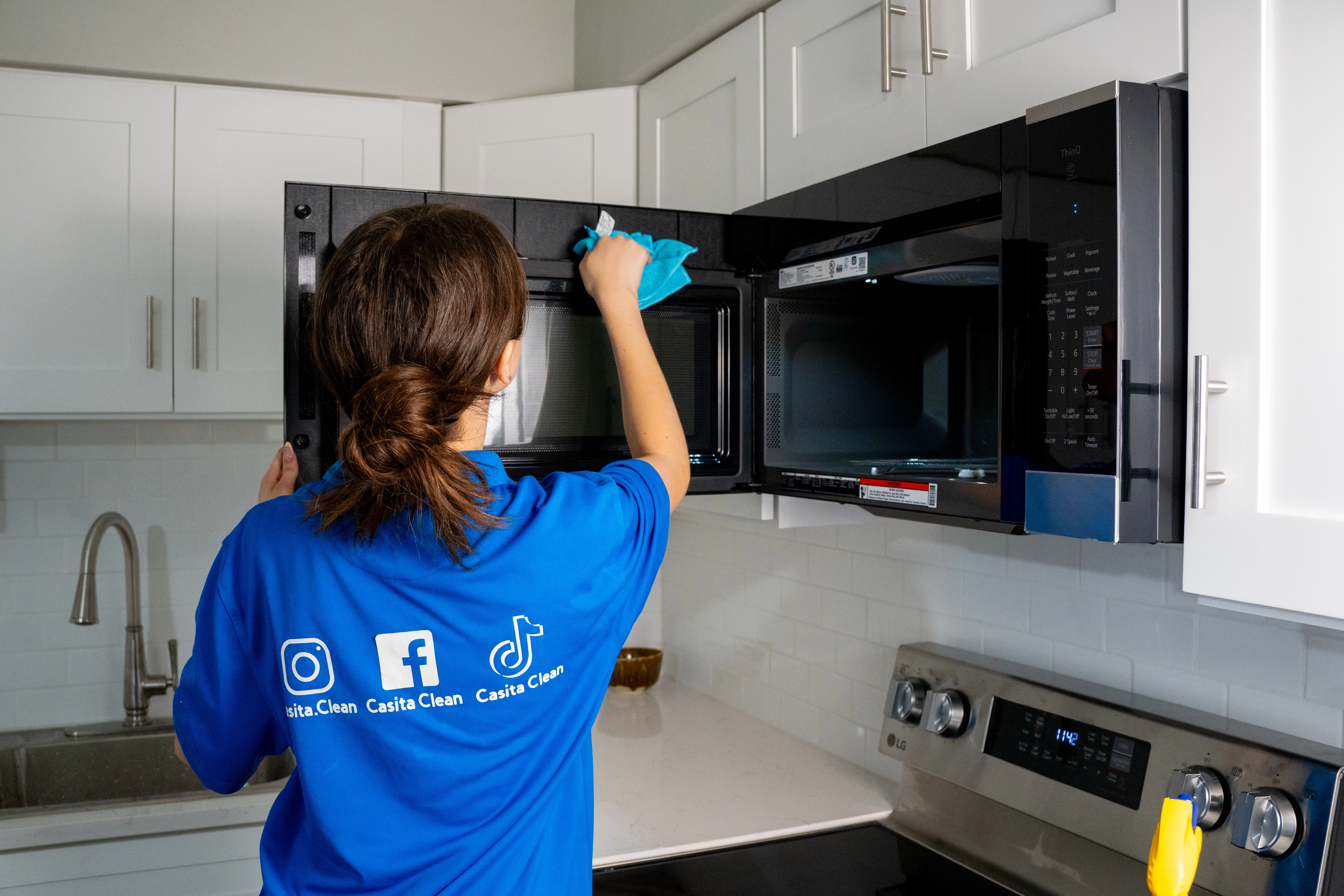 Casita Clean professional wiping down a microwave in a New Lenox, IL home
