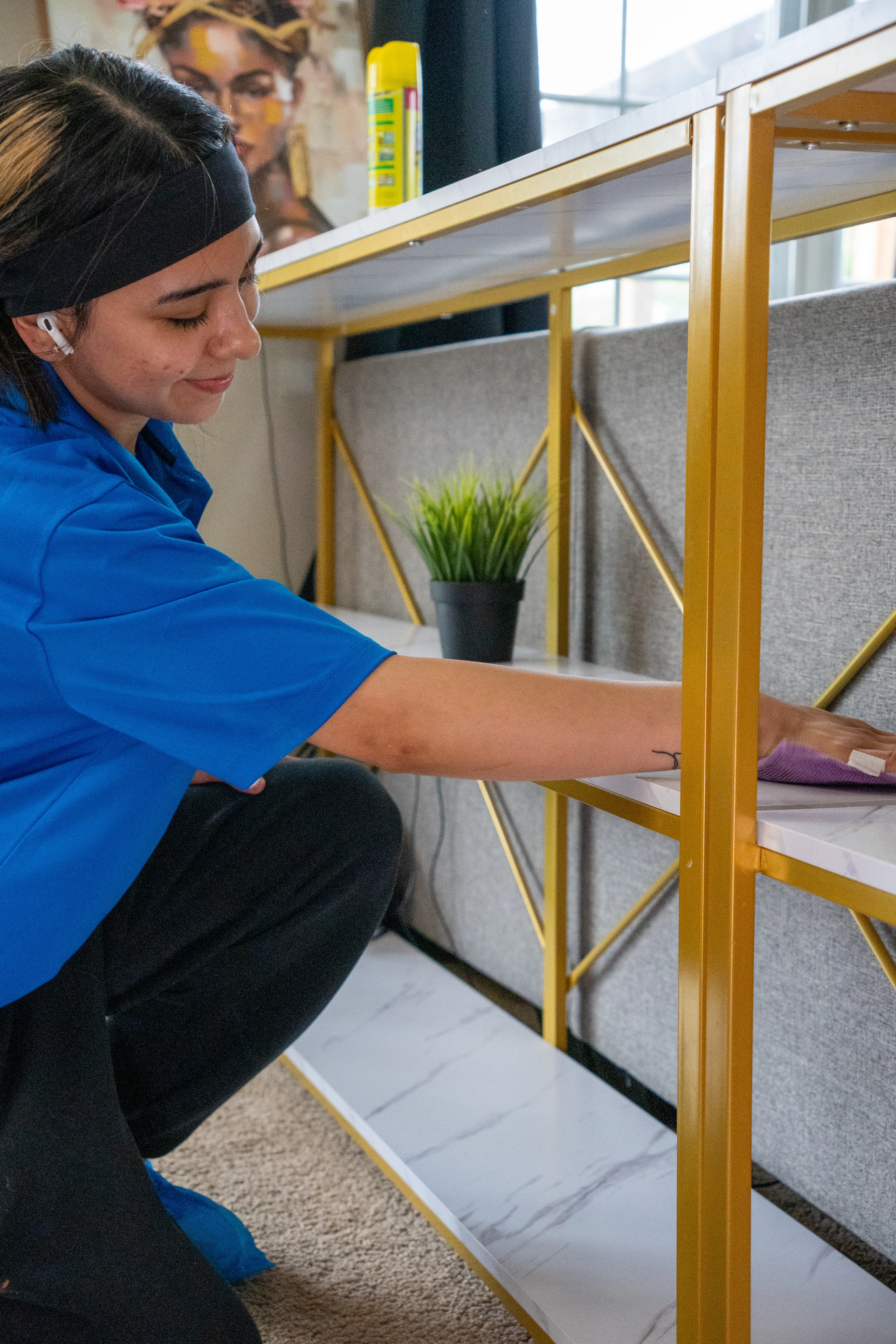 Casita Clean professional wiping down a shelf at a client’s home in Frankfort, IL