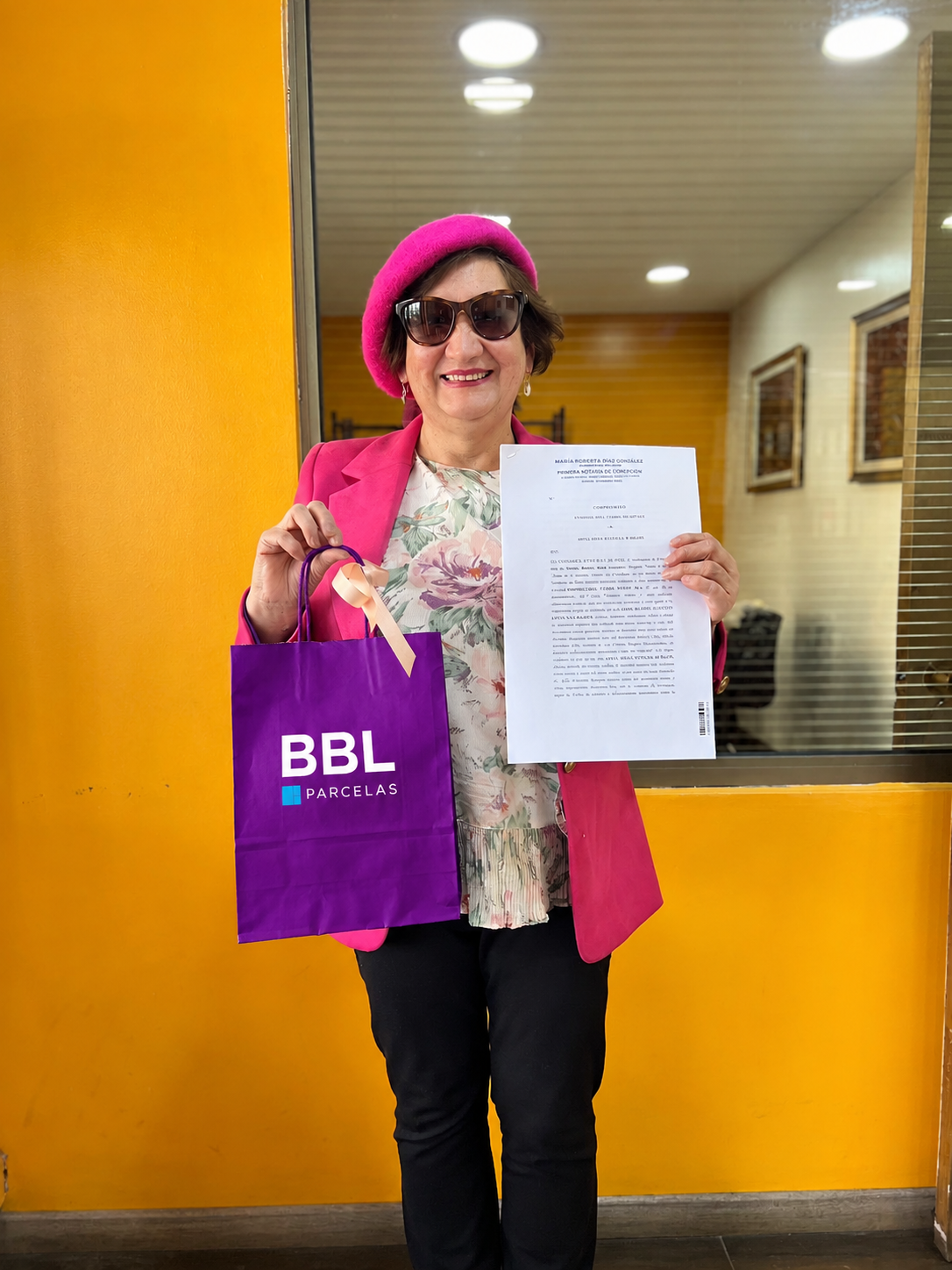 Cliente BBL con su escritura en mano