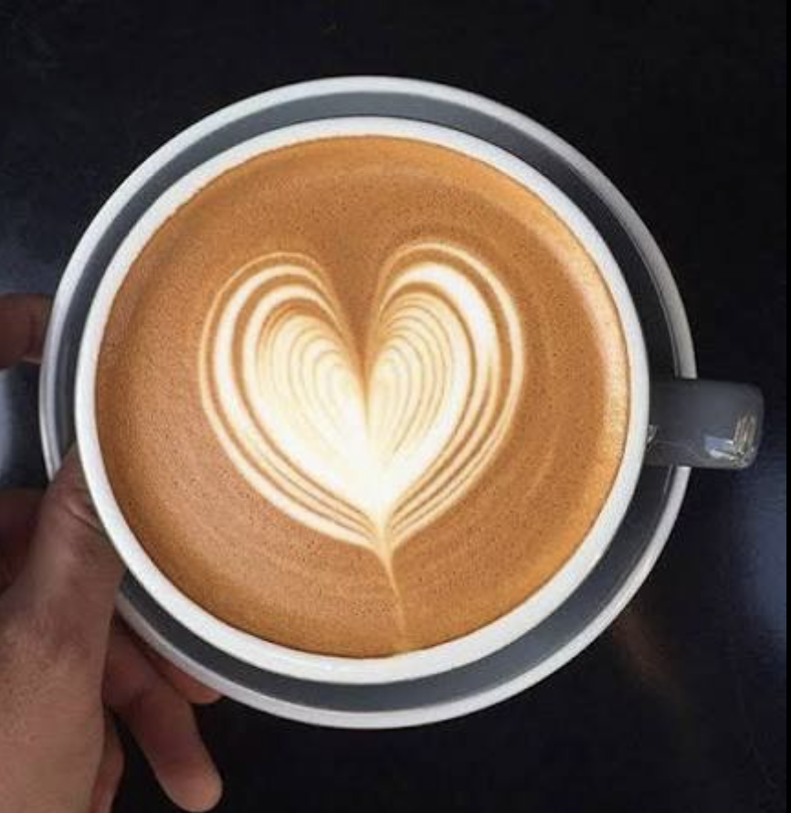 Un corazón dibujado en la leche de un café