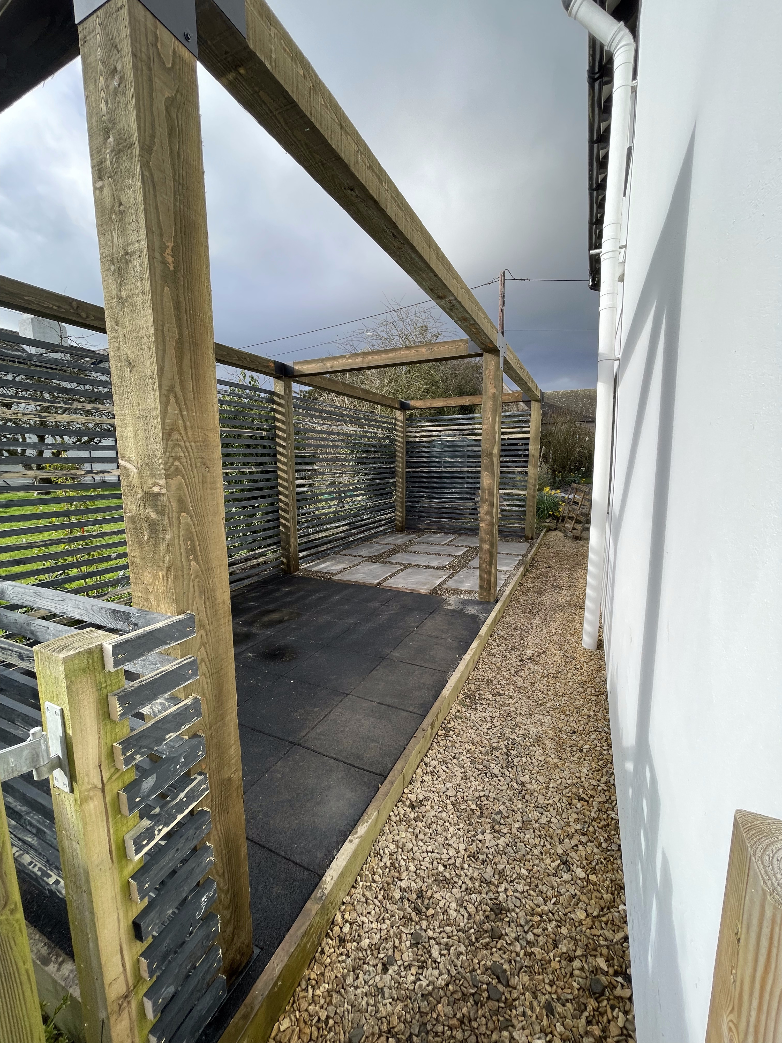 Slatted privacy screen