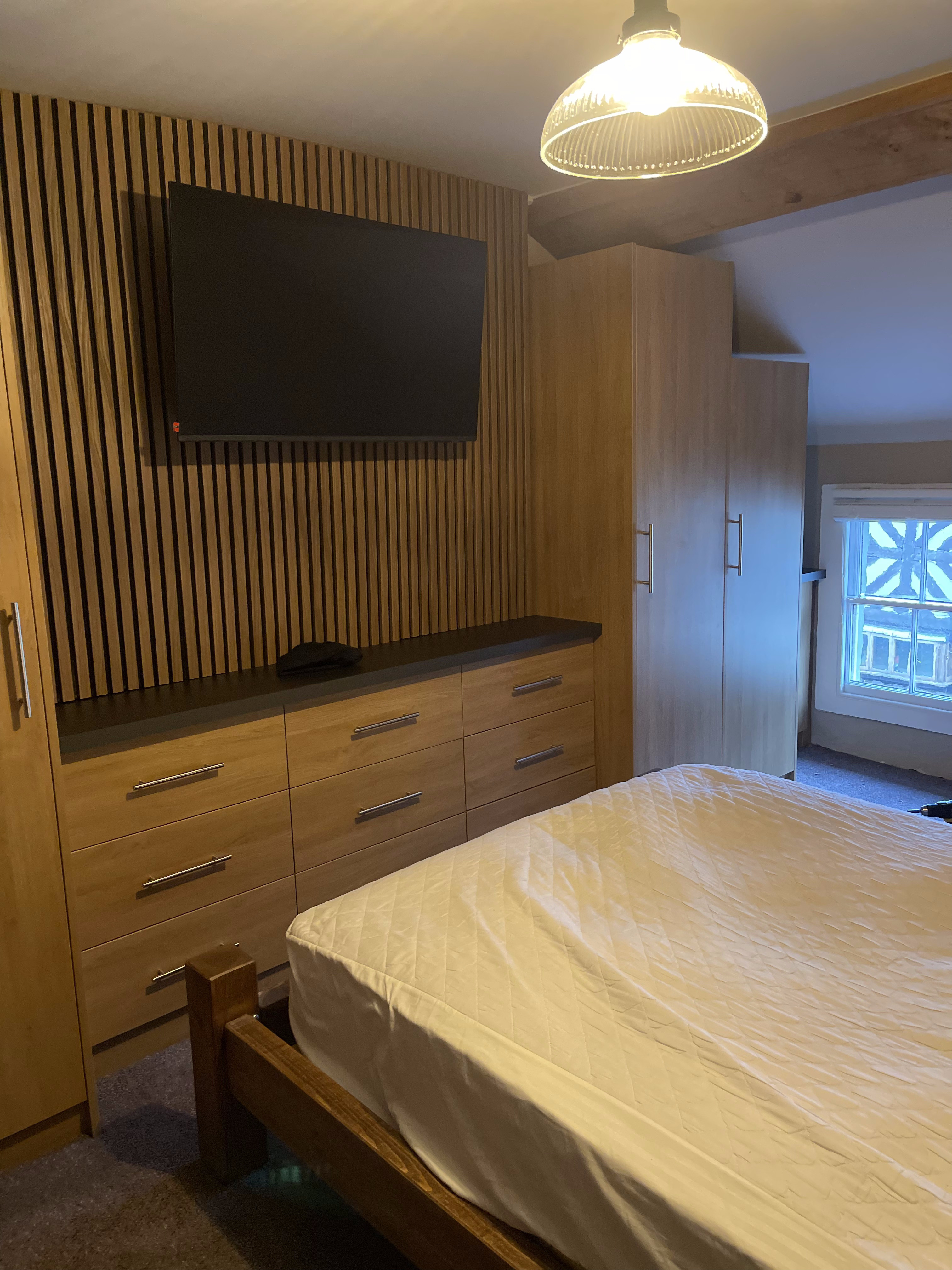 Fitted oak bedroom by Bowles Carpentry