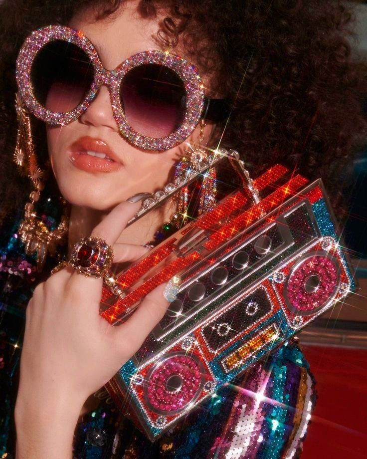 Modelo con anteojos de strass y cartera boombox brillante