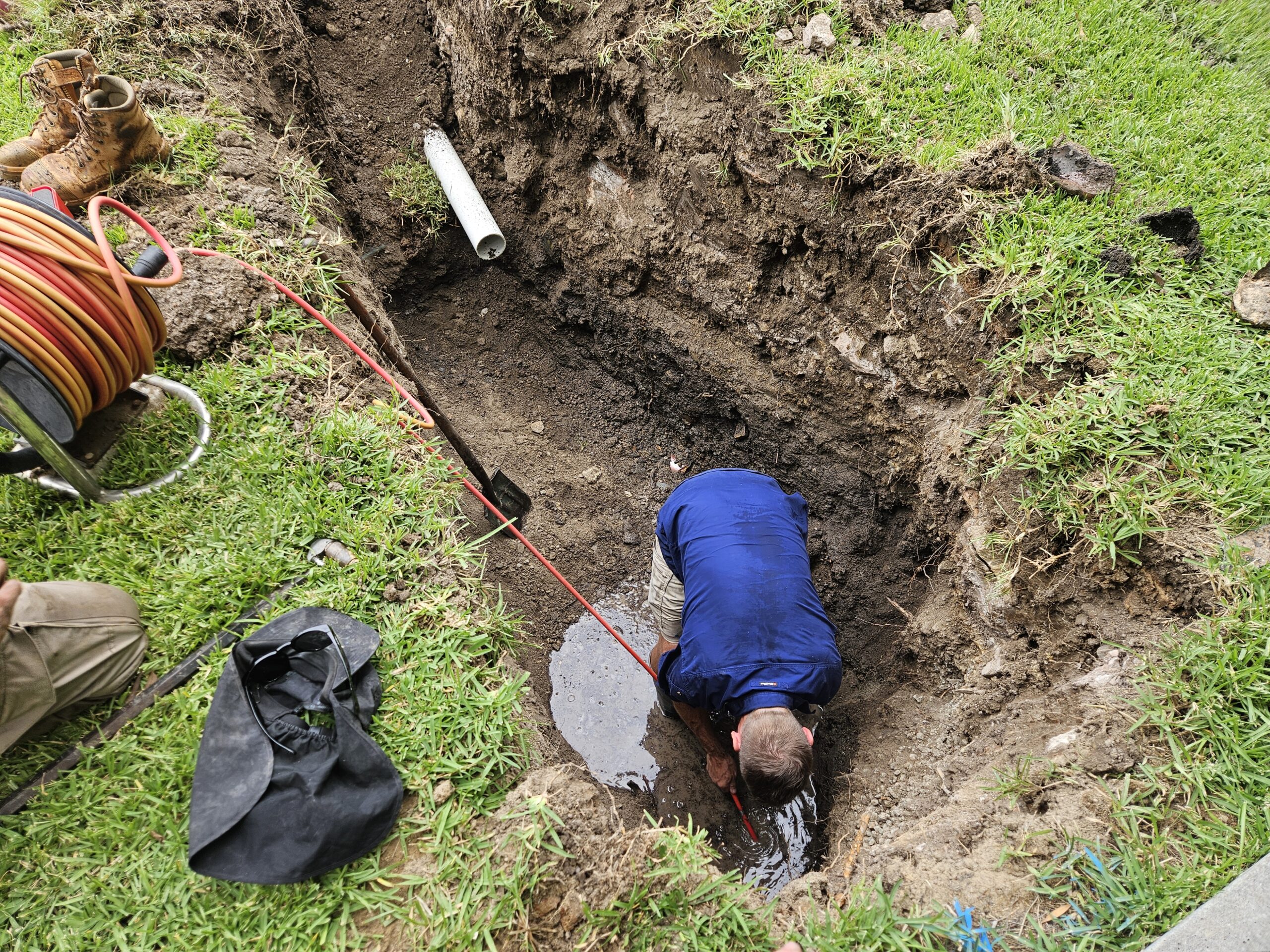 MSV Plumber Clearing a blocked drain in Mount Graatt East with high pressure water jetters.
