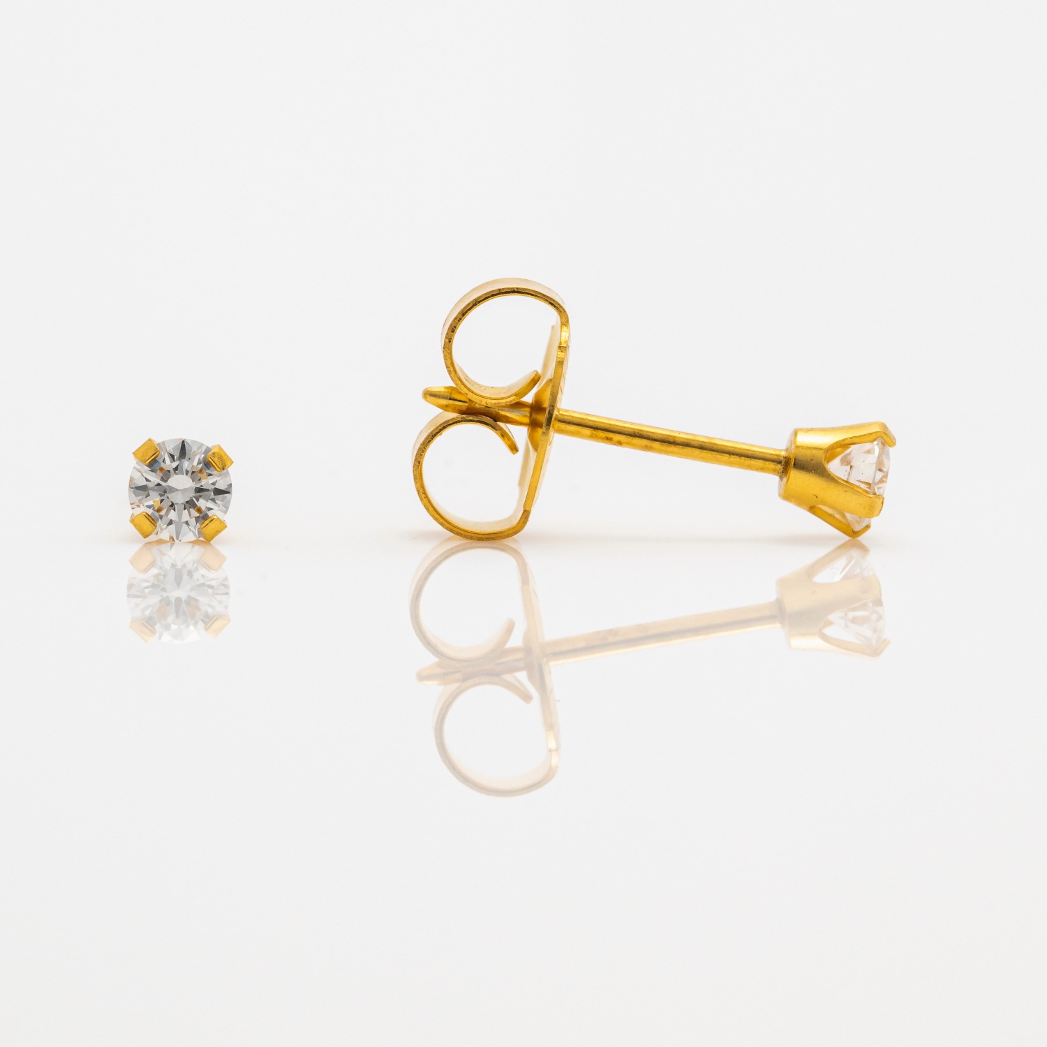 Lab-grown diamond stud earrings