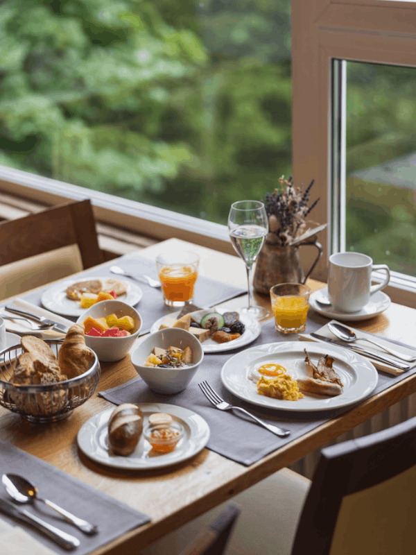 Familie beim Frühstück im Restaurant Alpine Brasserie des Sunstar Hotels Arosa