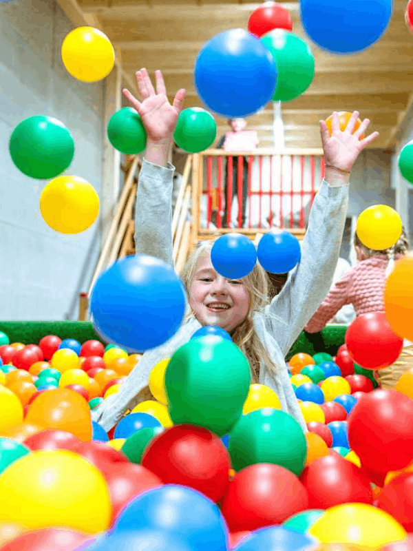 Kinder beim Spielen im Indoor Funpark des Sunstar Hotels Arosa
