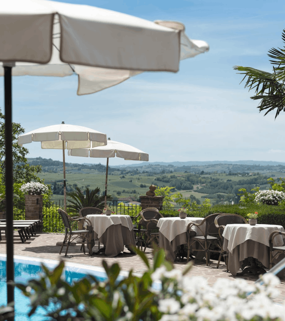 Sunstar Hotel Piemont – Aussenansicht mit Pool-Terrasse und Blick über die Weinberge von Isola d'Asti