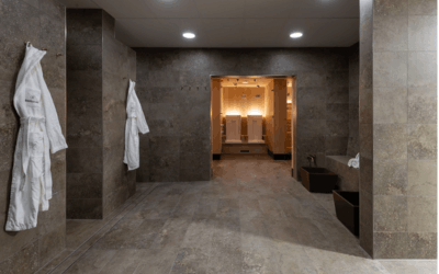 Frau entspannt sich im Wellnessbereich des Sunstar Hotels Lenzerheide